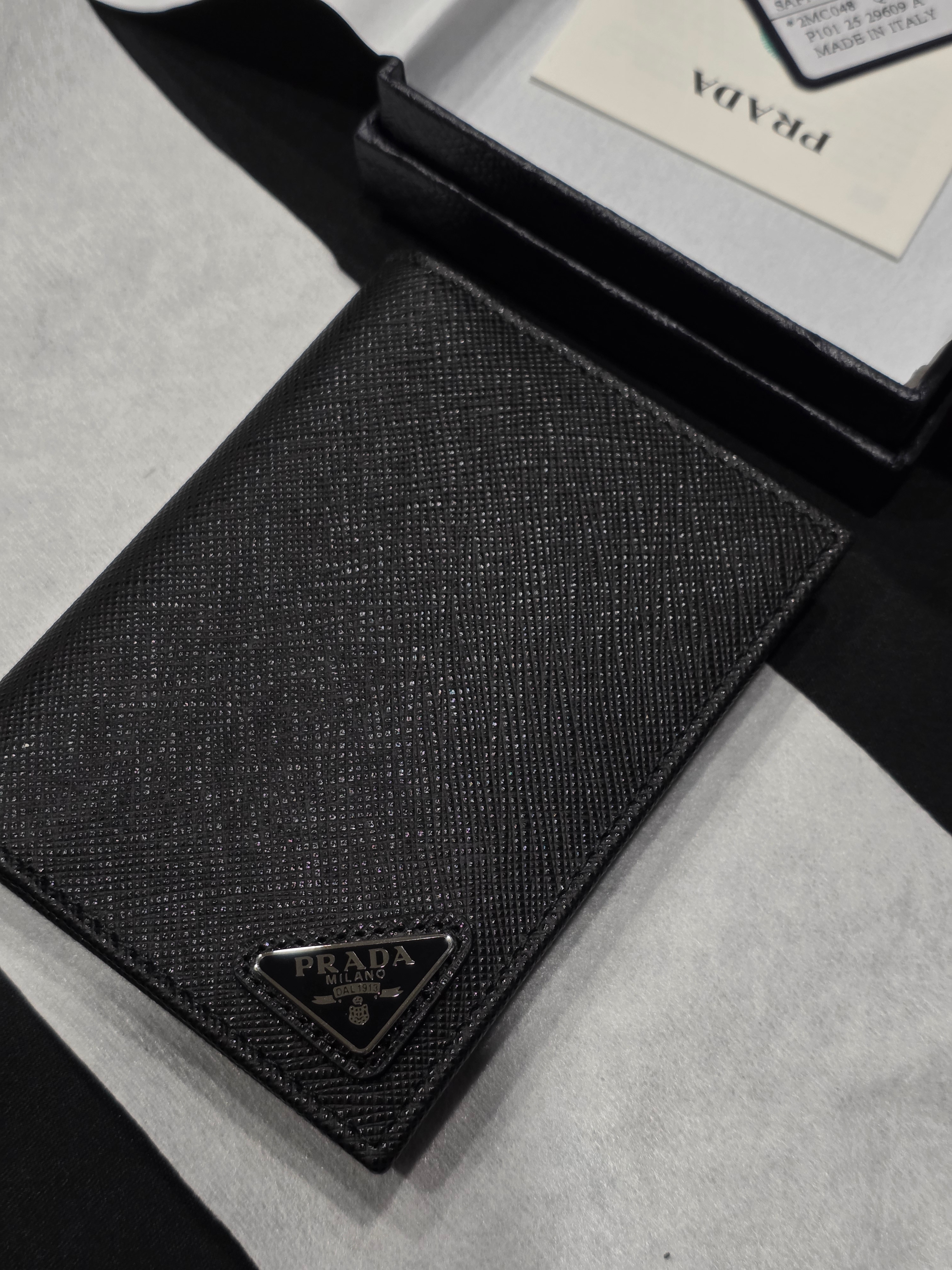 Prada Saffiano Card Holder Black, Prada Saffiano Leather Card Holder Black 착용 스타일 - 1