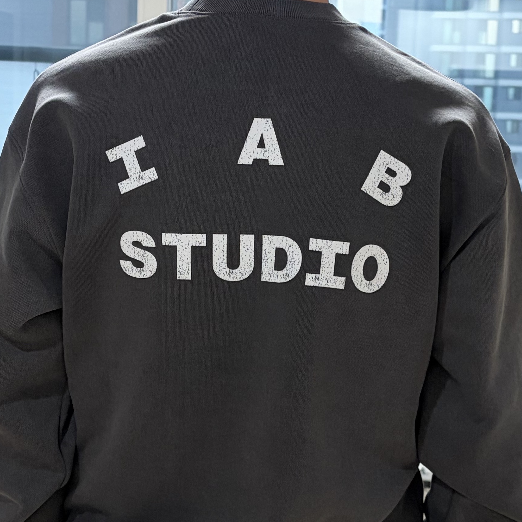 IAB Studio IAB Damaged Logo Sweatshirt Charcoal 착용 스타일