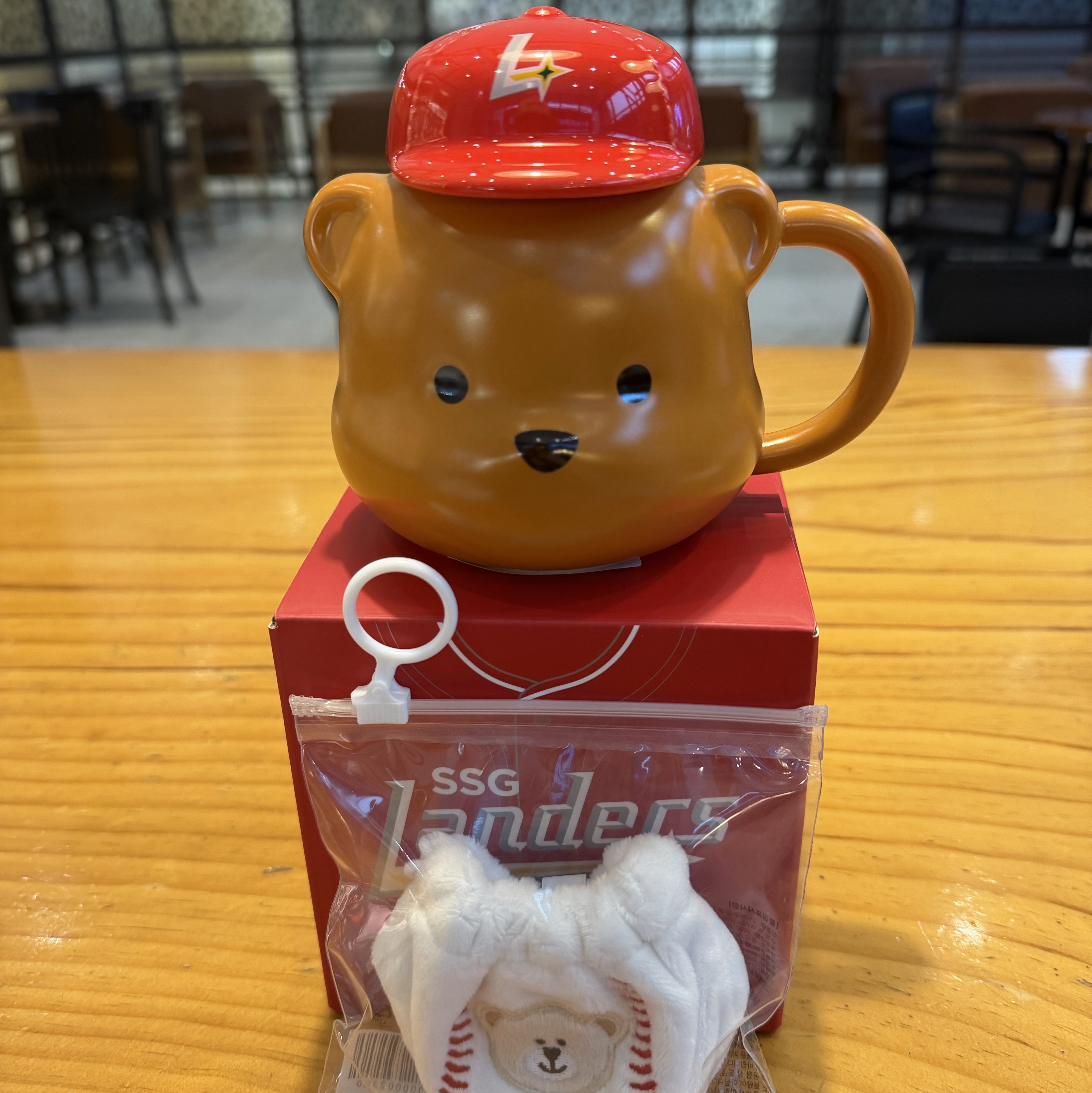 Starbucks x KBO Bearista Landers Cap Mug 350ml 착용 스타일