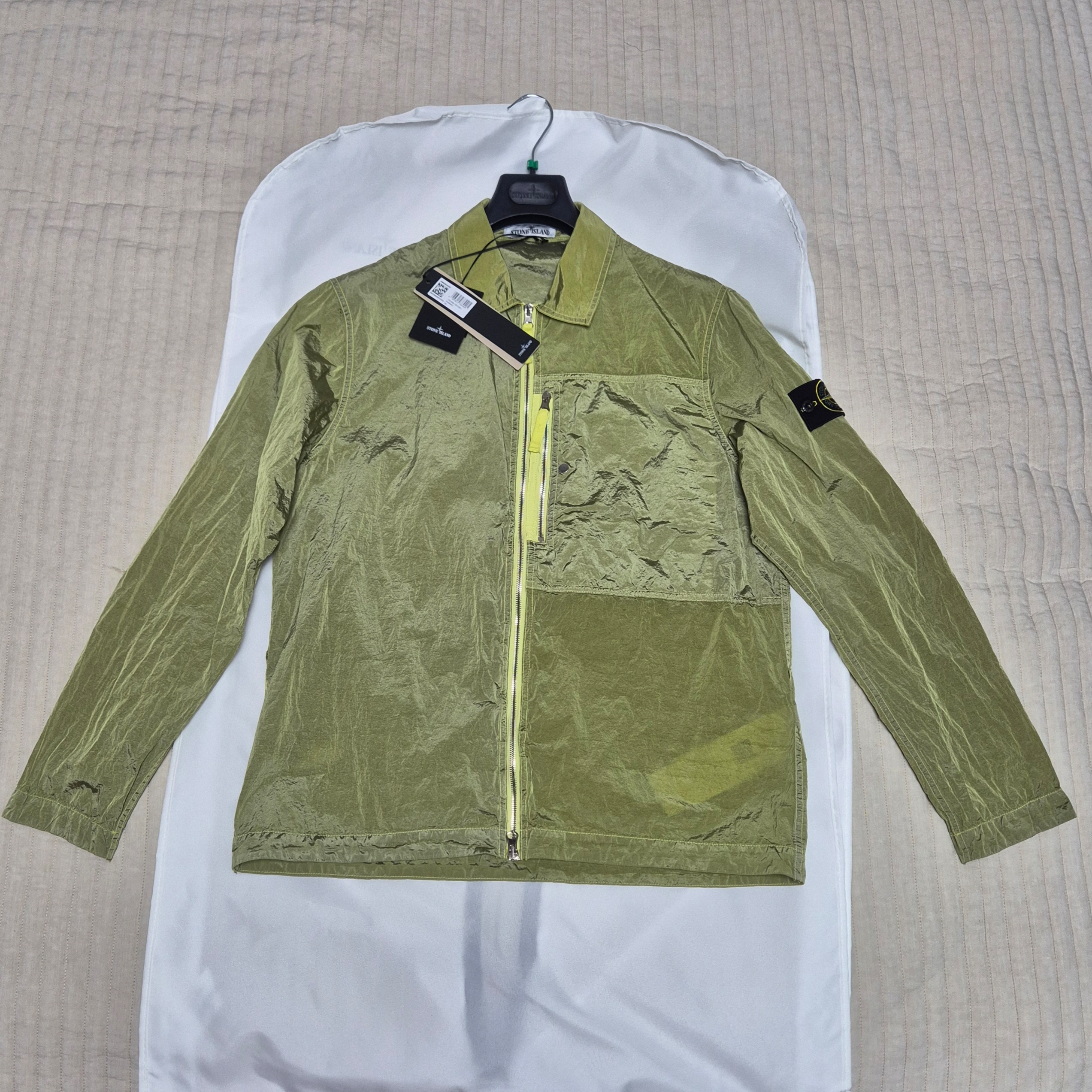 Stone Island 1200038 Nylon Metal In Econyl Regular-Fit Overshirt with Zip Pocket Lemon - 26SS 착용 스타일 - 3