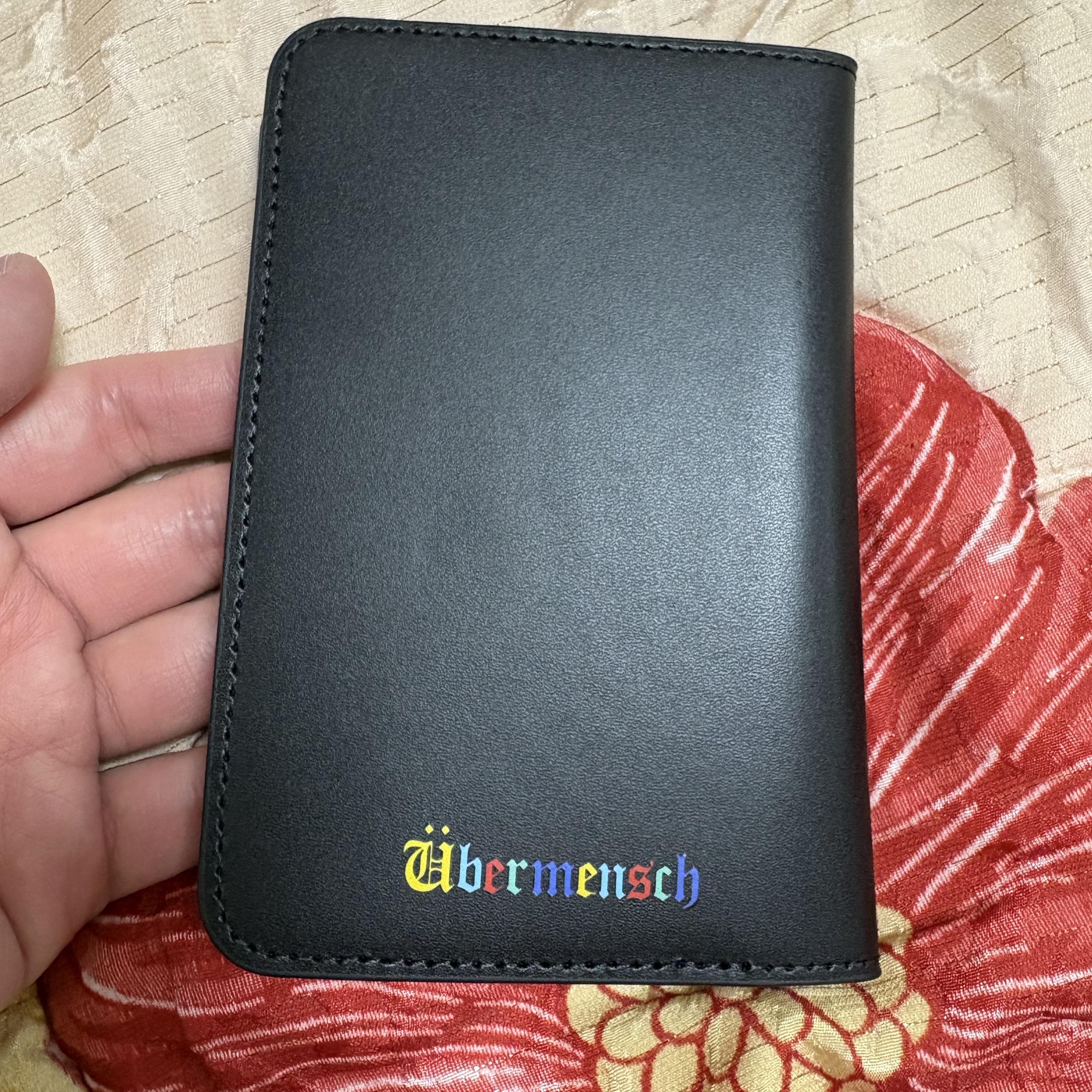 G-DRAGON Ubermensch Passport Cover Black 착용 스타일 - 3