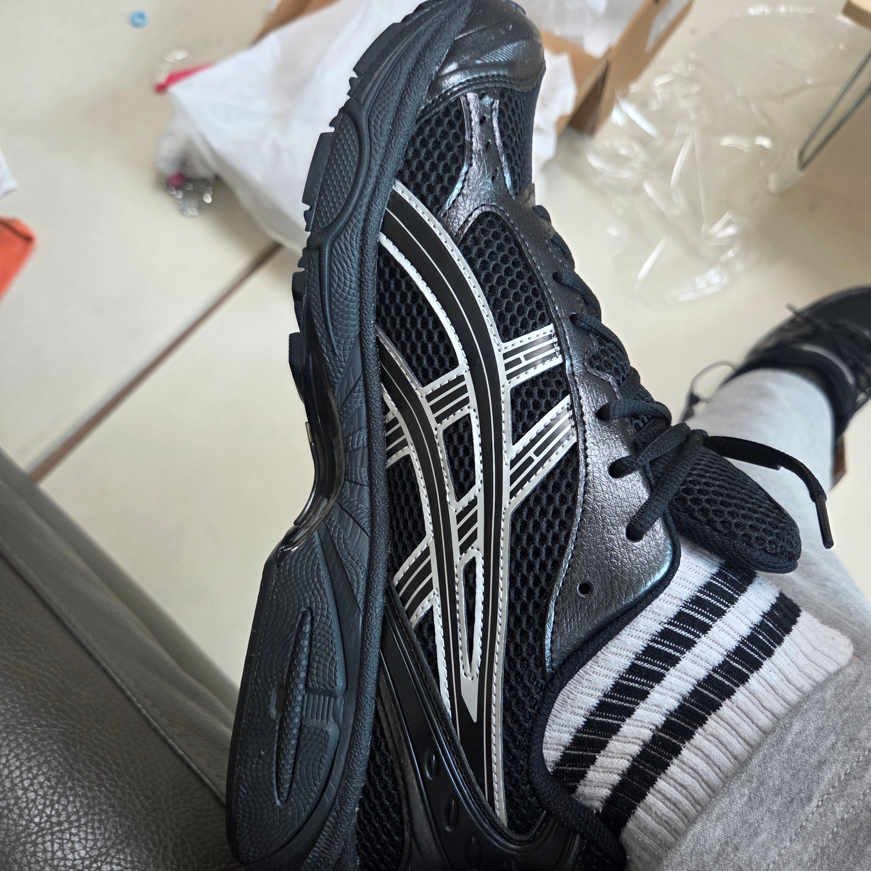 Asics Gel-Kayano 14 Black Pure Silver 착용 스타일 - 4
