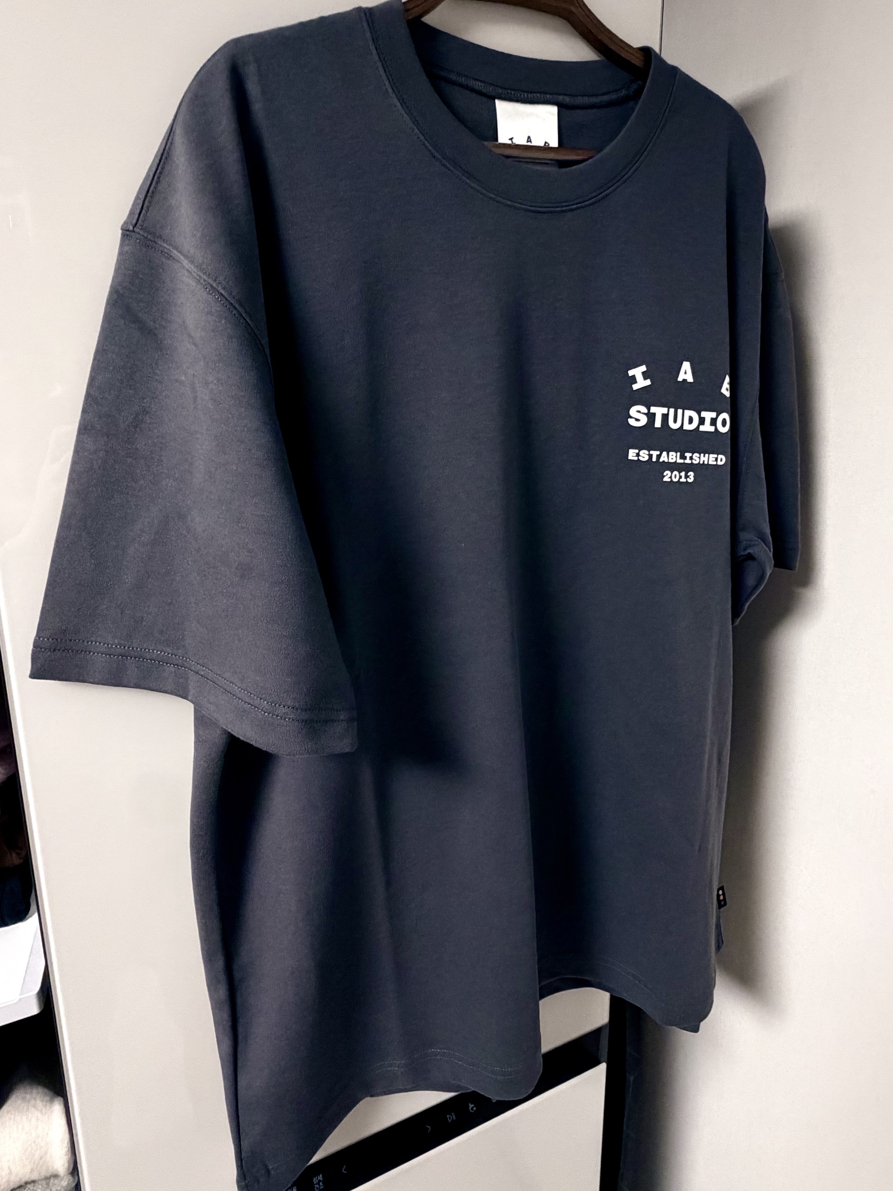 IAB Studio 26 IAB T-Shirt Charcoal White 착용 스타일 - 2
