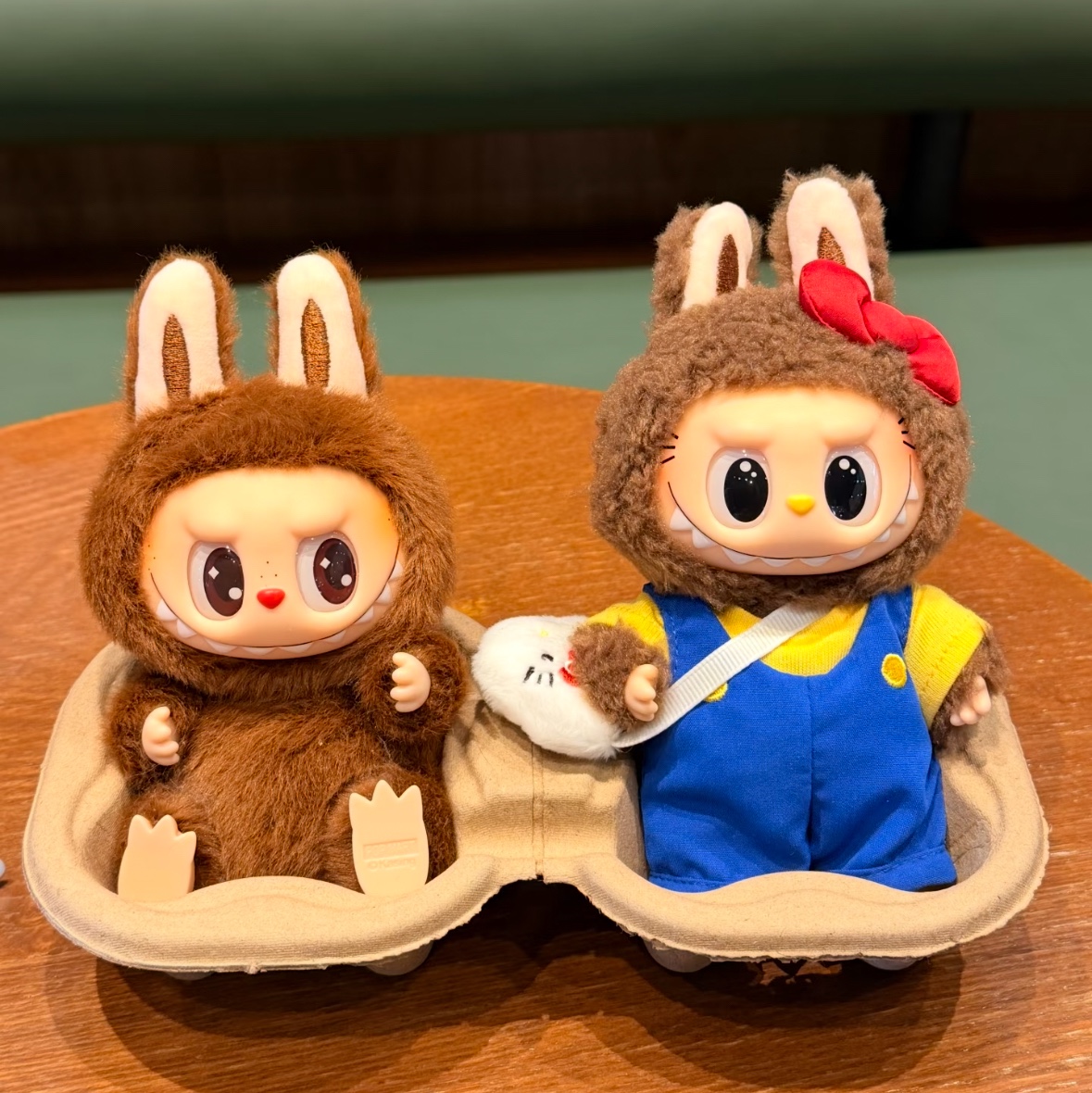 Pop Mart Labubu The Monsters x Hello Kitty And Friends Series Plush Pendant Classic Hello Kitty (Opened Case), Pop Mart Labubu Let's Play Together Doll Series Duoduo Keyring (Opened Case) 착용 스타일