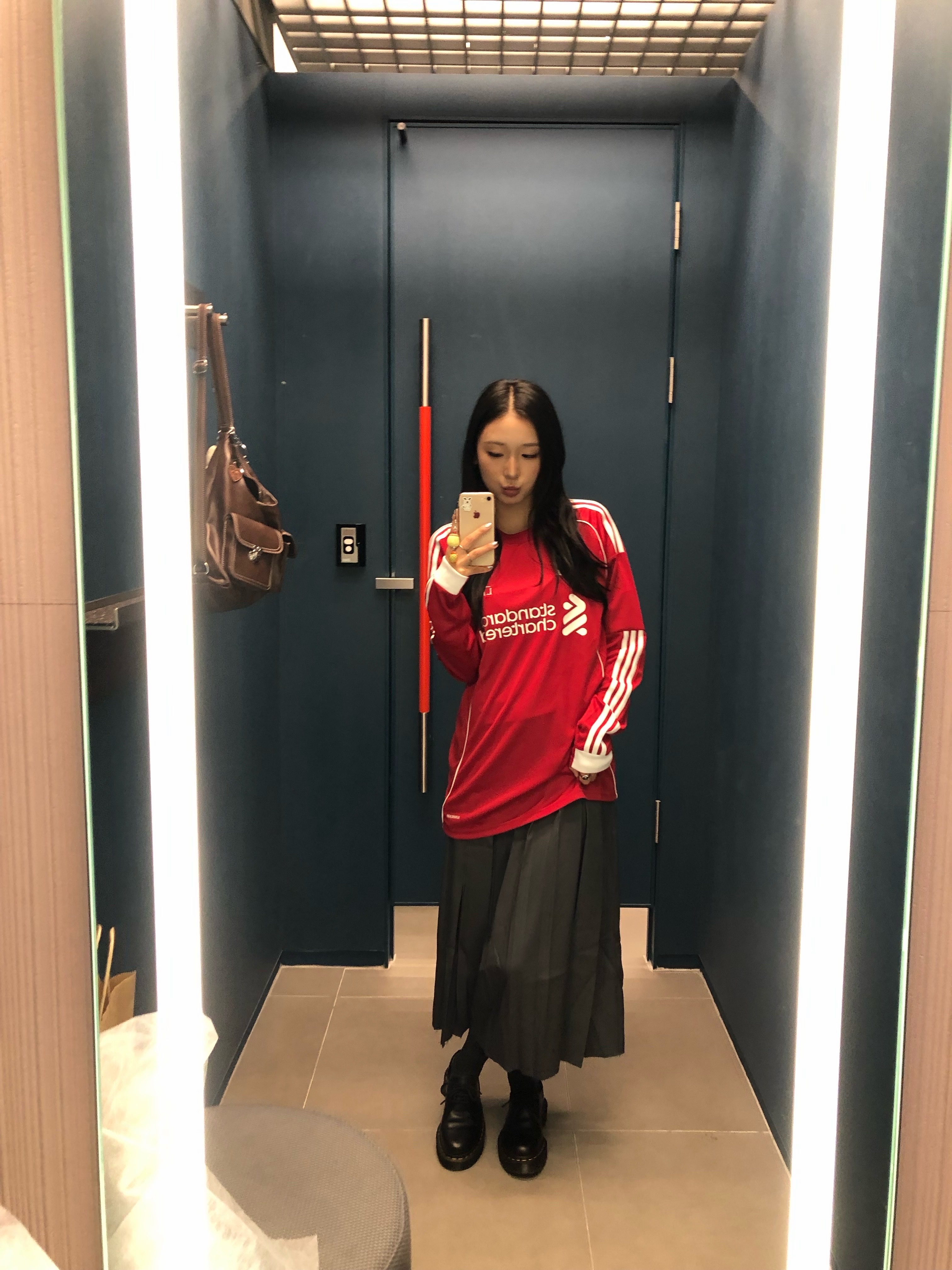 Adidas Liverpool FC 2025/26 Home Long Sleeve Jersey Strawberry Red - KR Sizing (Non Marking Ver.), Dr. Martens 1461 Quad Black 착용 스타일 - 1