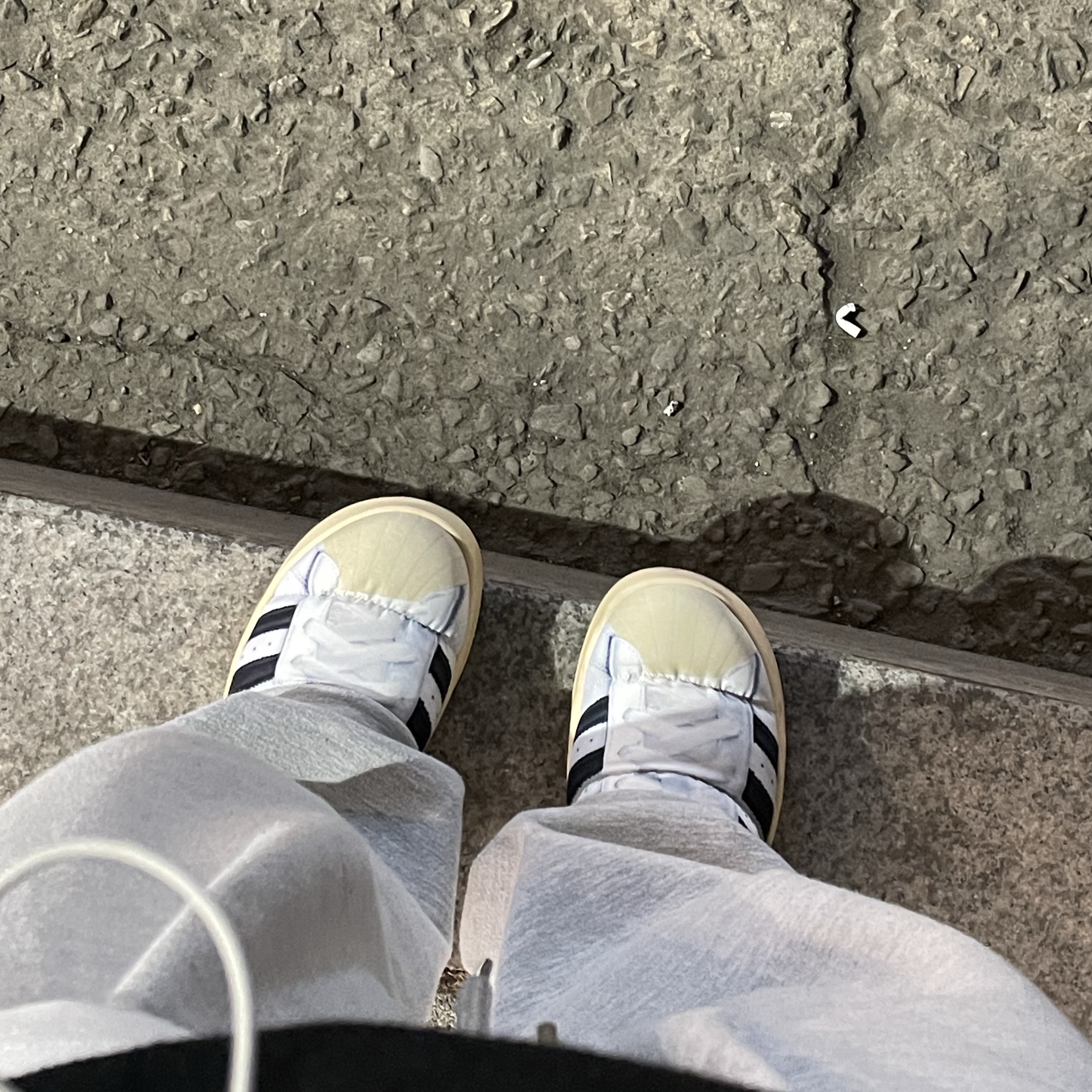 Adidas Puffylette Superstar Cloud White 착용 스타일 - 2