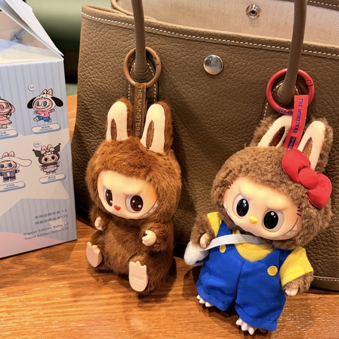 Pop Mart Labubu The Monsters x Hello Kitty And Friends Series Plush Pendant Classic Hello Kitty (Opened Case), Pop Mart Labubu Let's Play Together Doll Series Duoduo Keyring (Opened Case) 착용 스타일