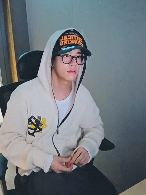 PACOSPLY Siren Scandal Zip Up Hoodie Ivory 착용 스타일