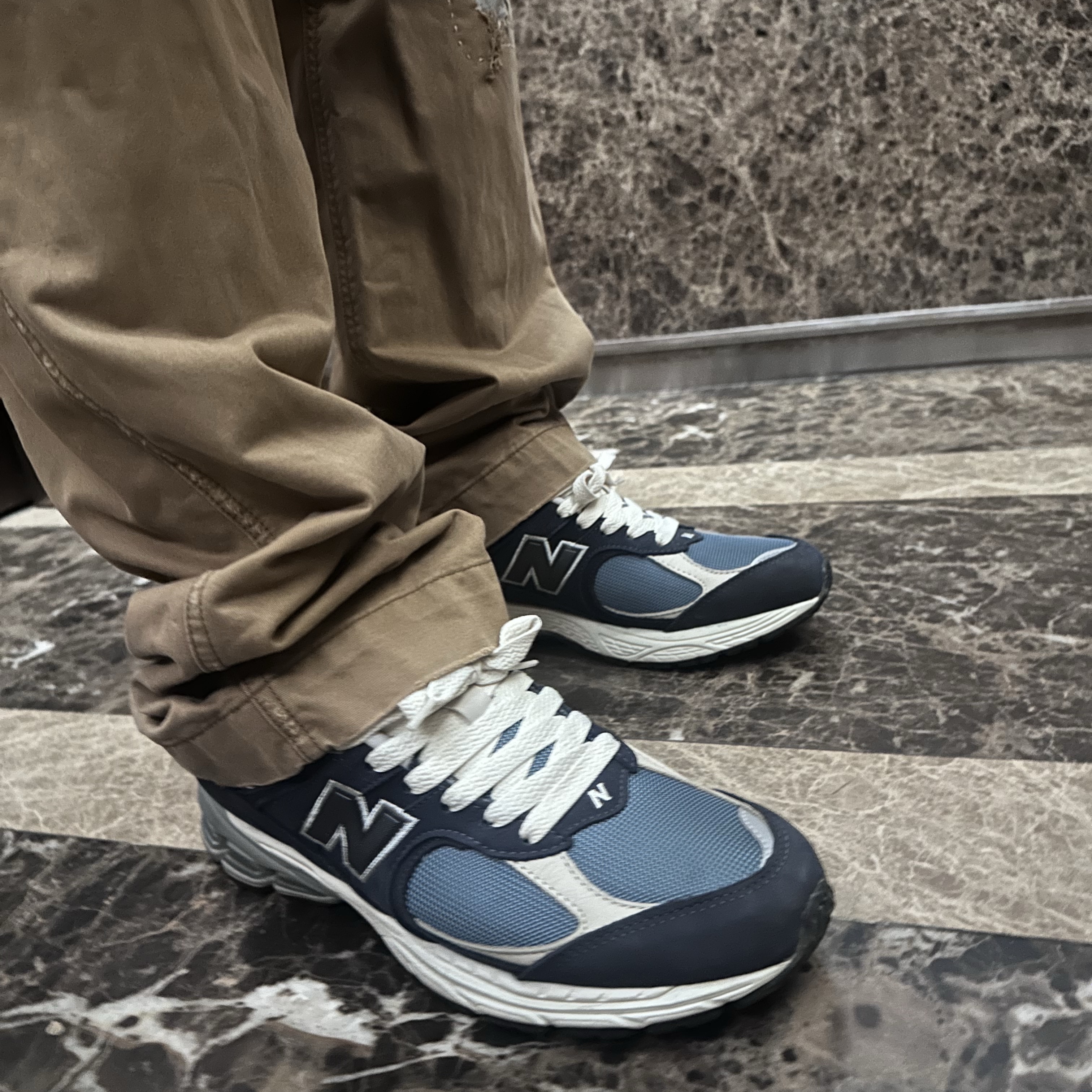 American Needle Archive NY Black Ykees NL Dark Green, New Balance 2002R Dark Navy 착용 스타일 - 3