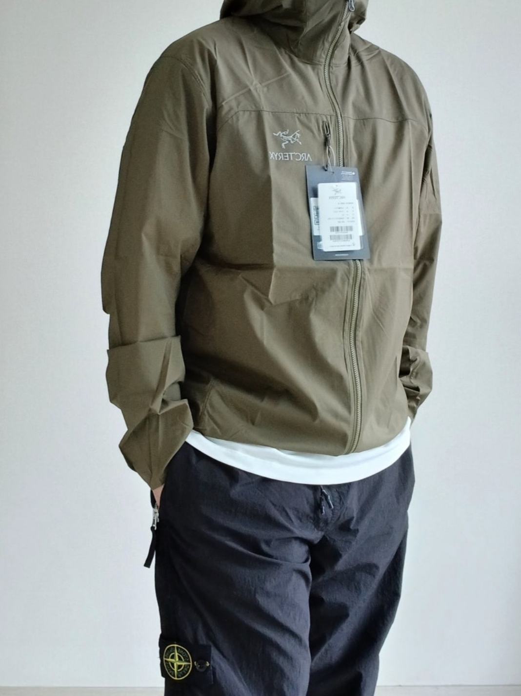 Nike ACG Trail Cap Black, Arc'teryx Arc'Multi Bird Logo LS T-Shirt Stone Wash 착용 스타일 - 4