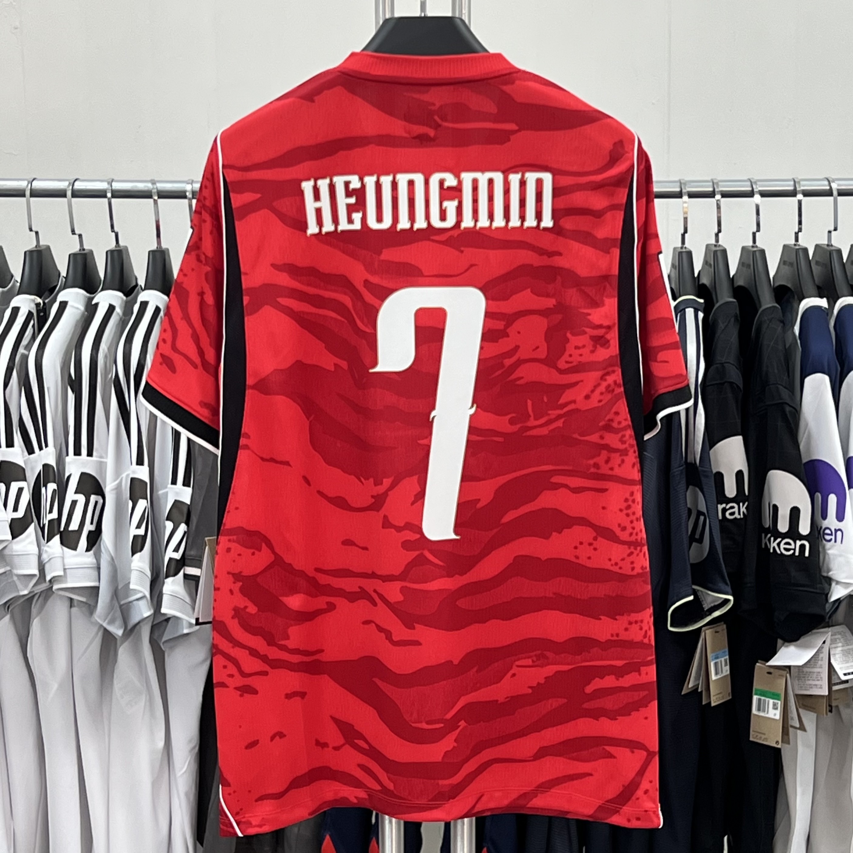 Nike Korea 2026 Stadium Home Dri-Fit Soccer Replica Jersey Global Red Black (Non Marking Ver.), Nike South Korea 2004 Total 90 Reissue Soccer Replica Track Jacket (HV4439-010) 착용 스타일 - 1