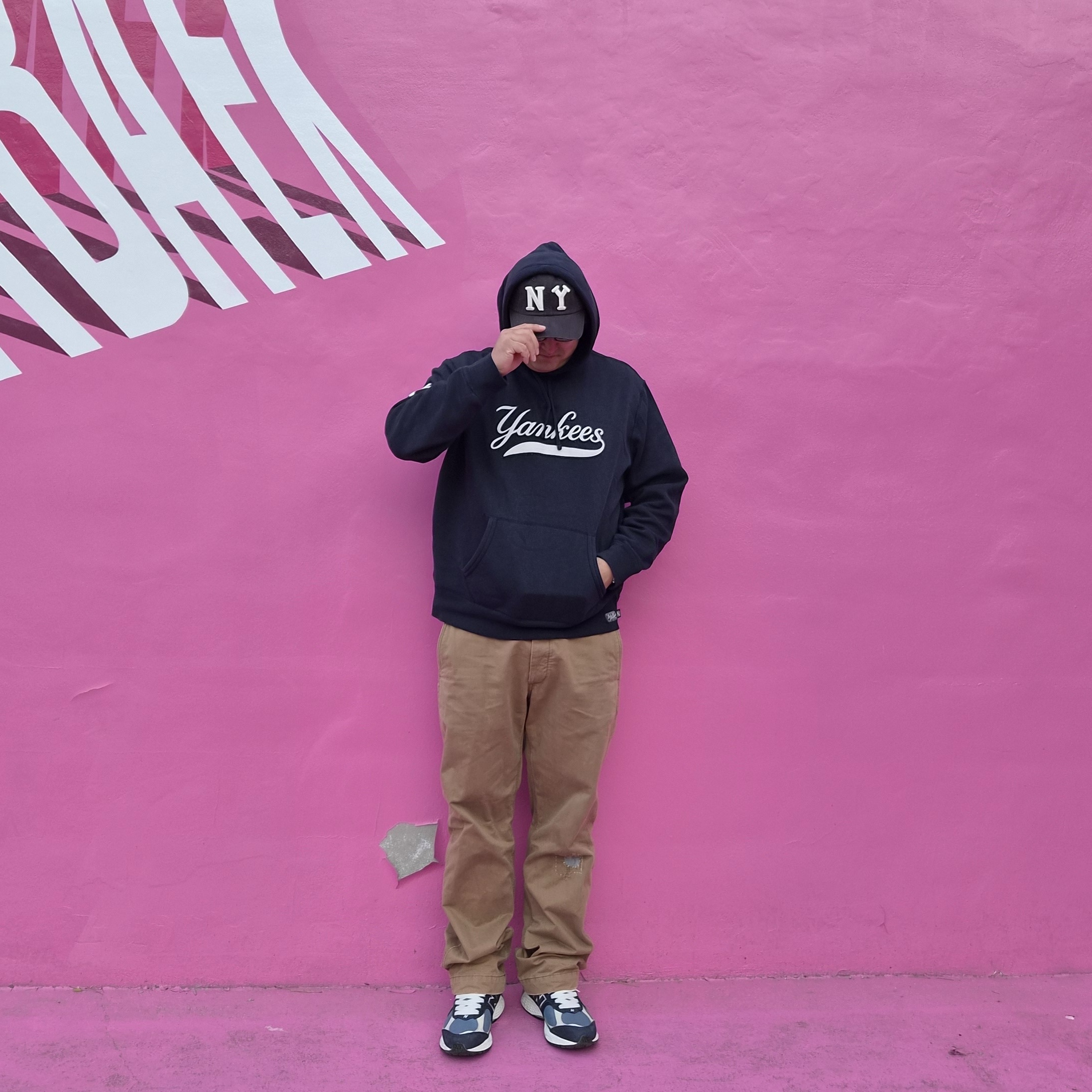 American Needle Archive NY Black Ykees NL Dark Green, New Balance 2002R Dark Navy 착용 스타일 - 2