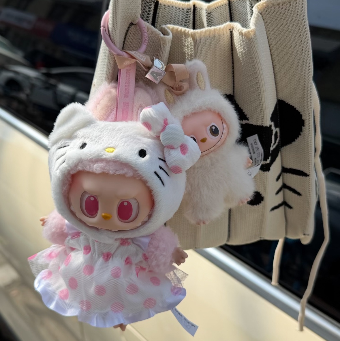 Pop Mart Labubu The Monsters x Hello Kitty And Friends Series Plush Pendant Hello Kitty (Opened Case) 착용 스타일