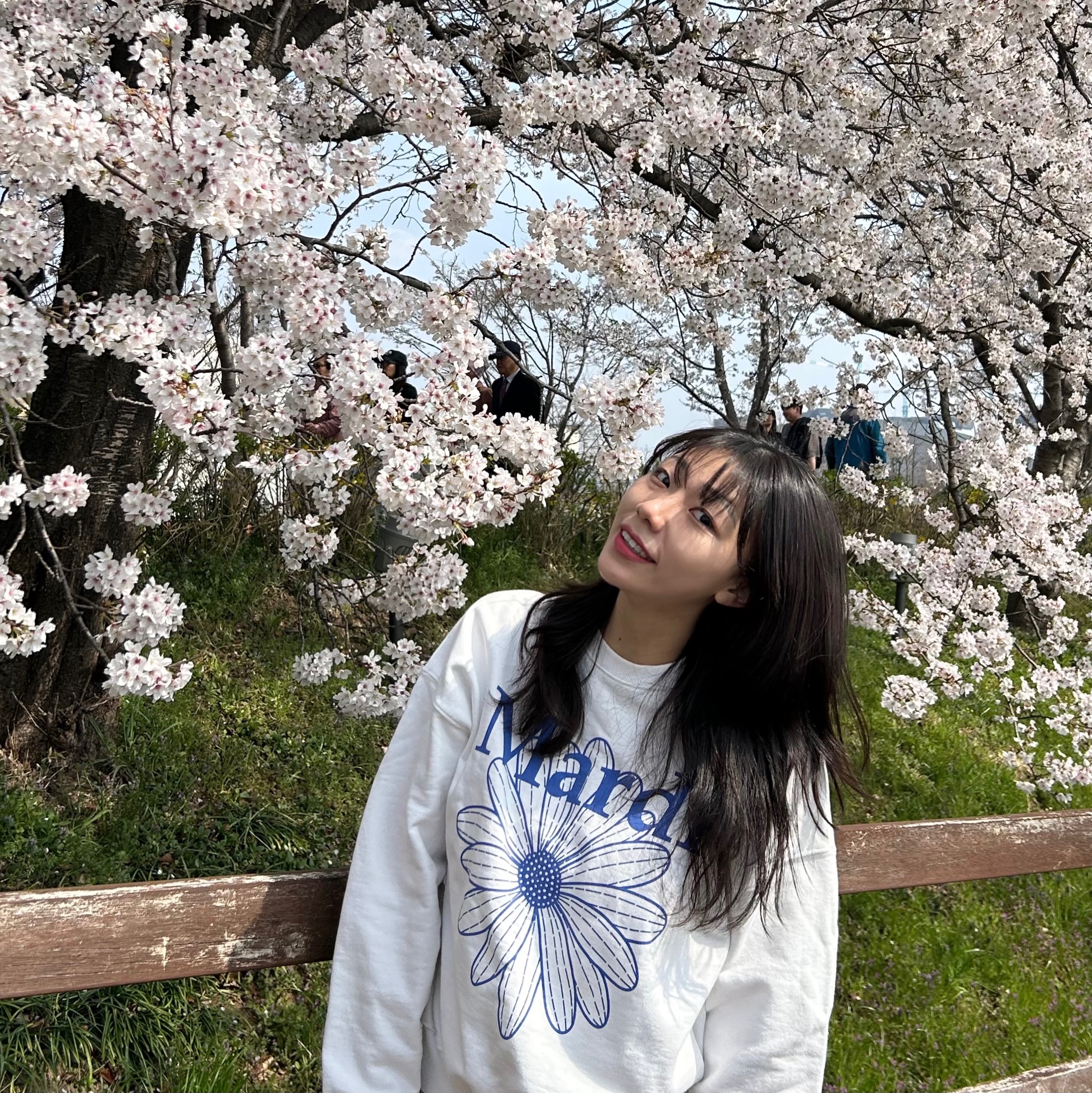 (W) Mardi Mercredi Flowermardi Sweatshirt White Vivid Blue 착용 스타일