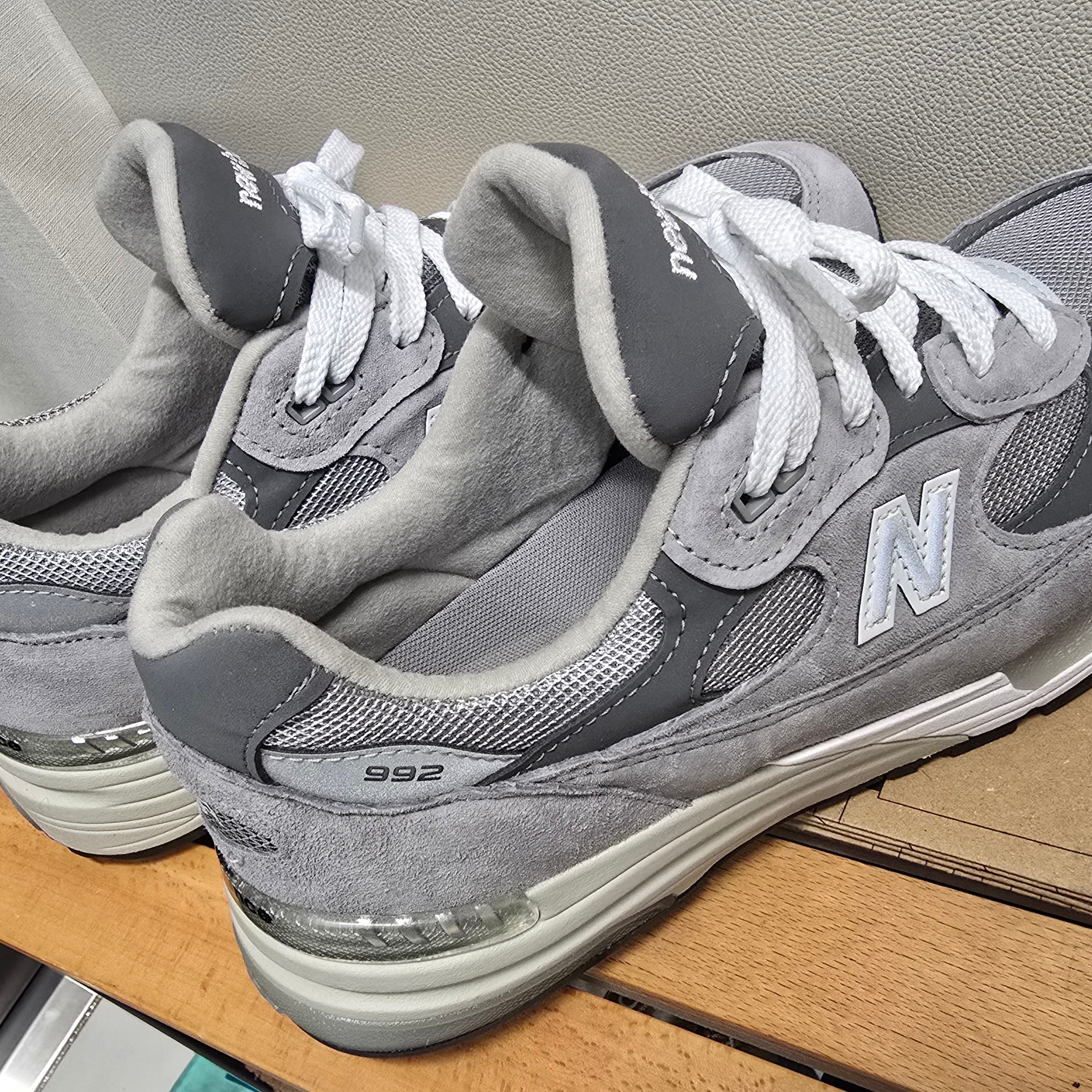 New Balance 992 Made in USA Core Grey Silver Metallic 착용 스타일