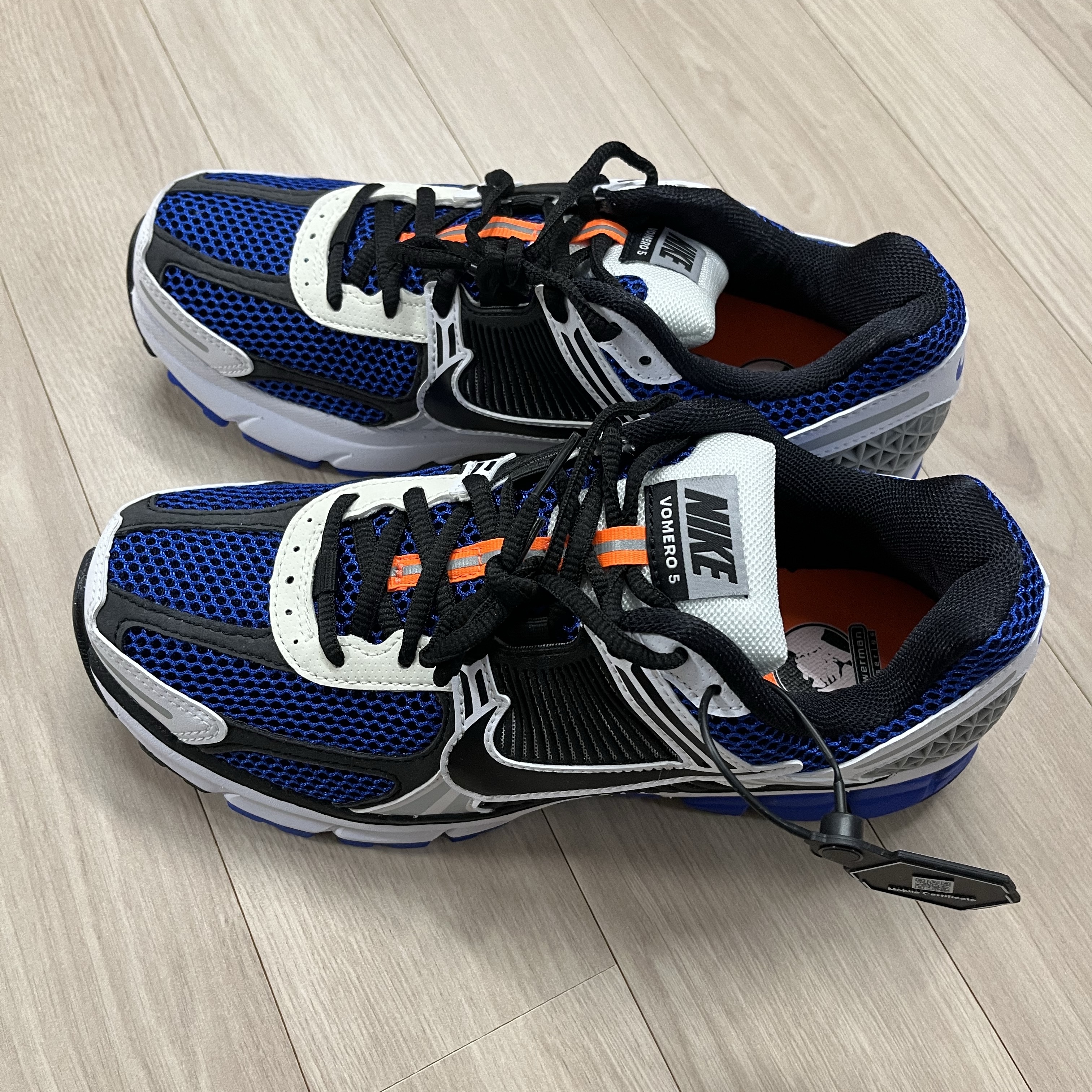 Nike Zoom Vomero 5 White Racer Blue Black 착용 스타일 - 1