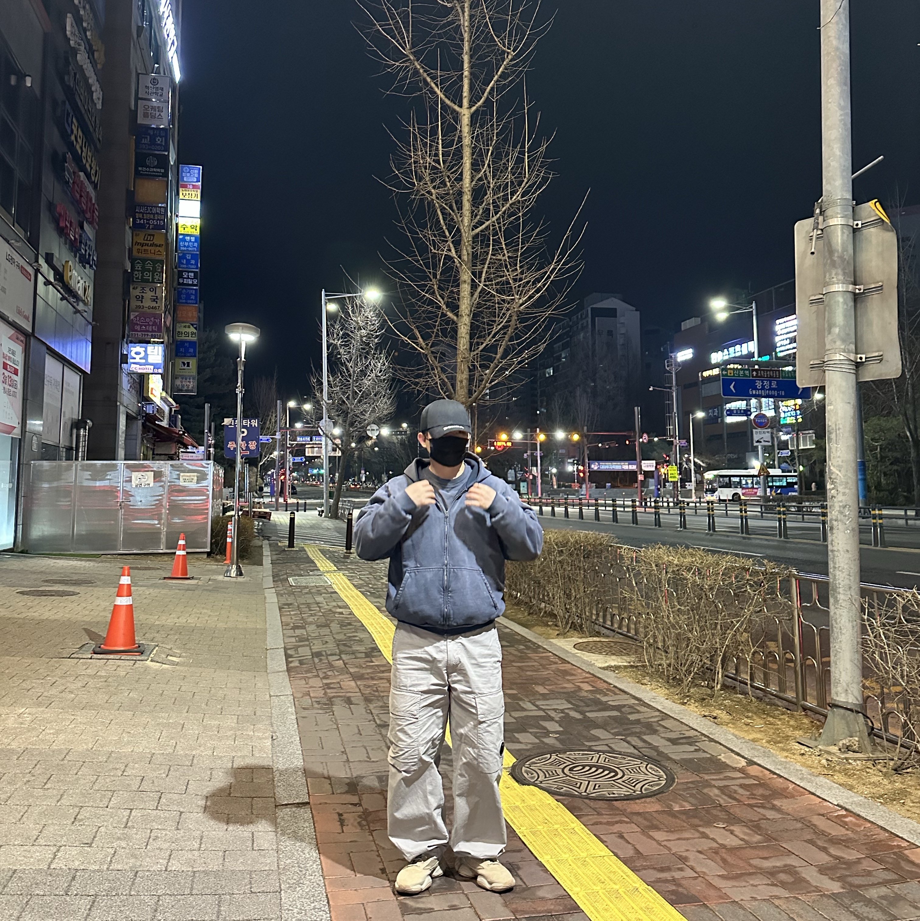 Yeezy YZY Zip-Up Hoodie Poetic Black, C.P. Company Microreps Boxy Cargo Pants London Fog Grey - 25FW 착용 스타일 - 1