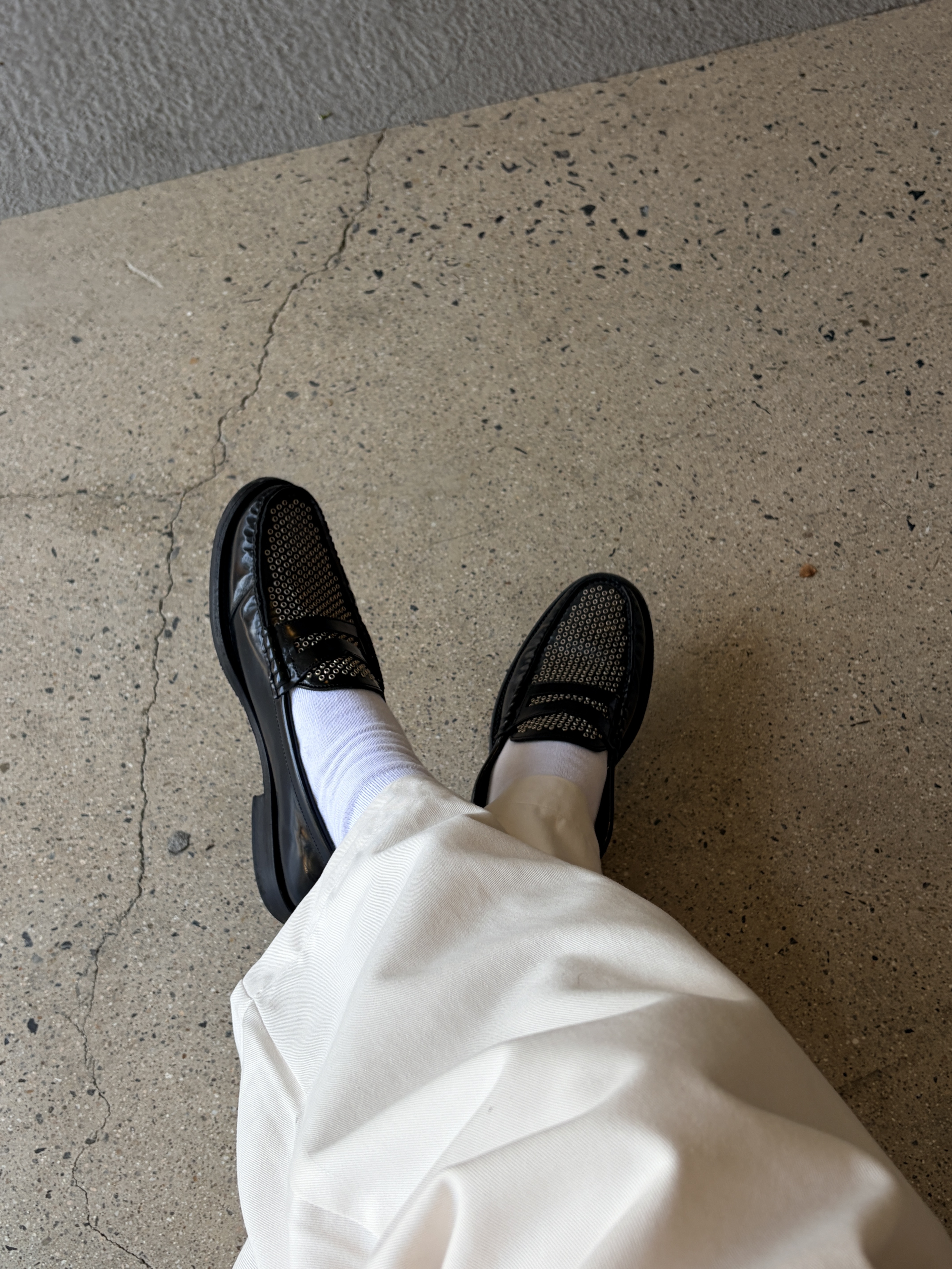 Saint Laurent Le Loafer Penny Slippers in Smooth Leather Black, Arc'teryx Heliad 15 Backpack Nightscape 착용 스타일 - 3