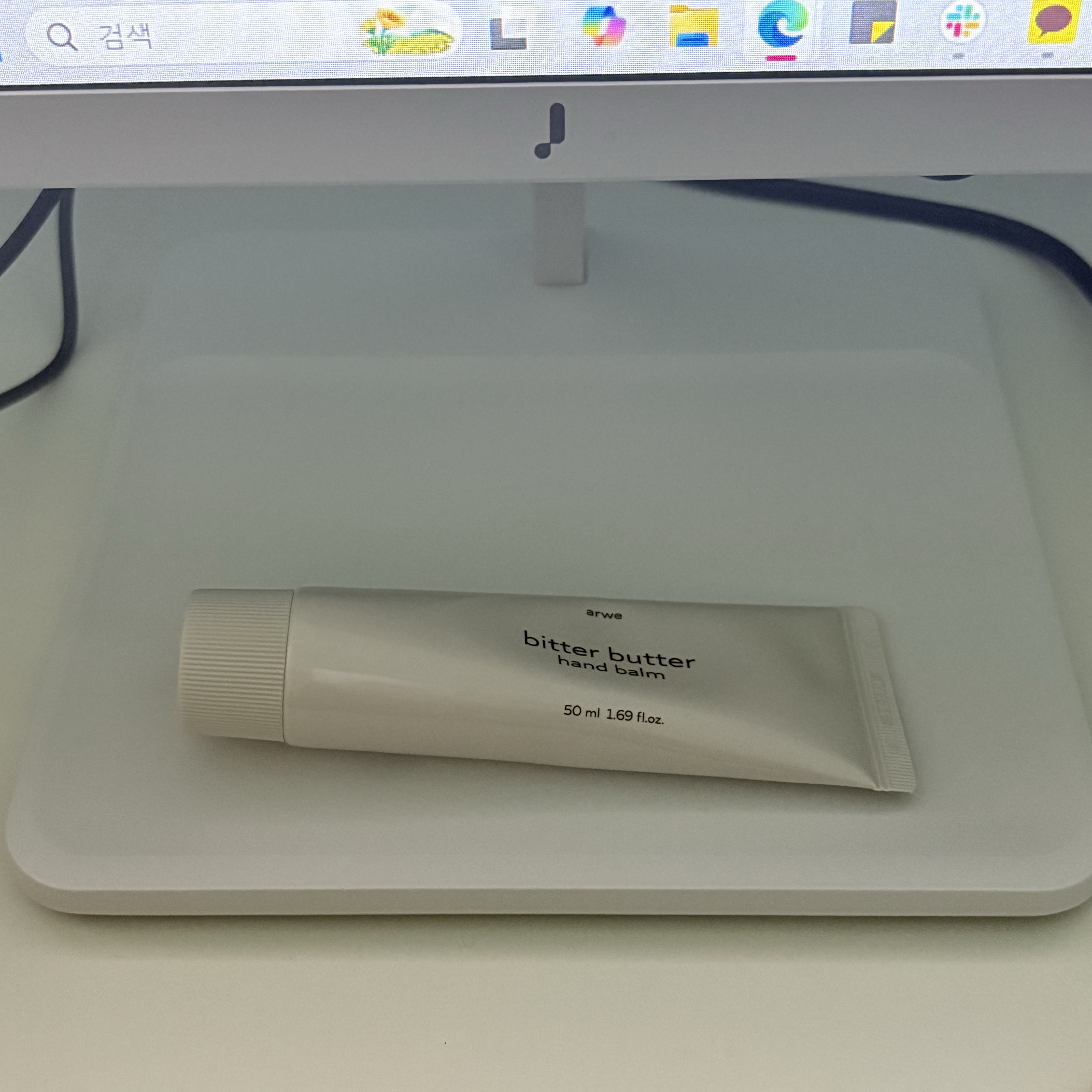 ARWE Bitter Butter Hand Balm 50ml 착용 스타일