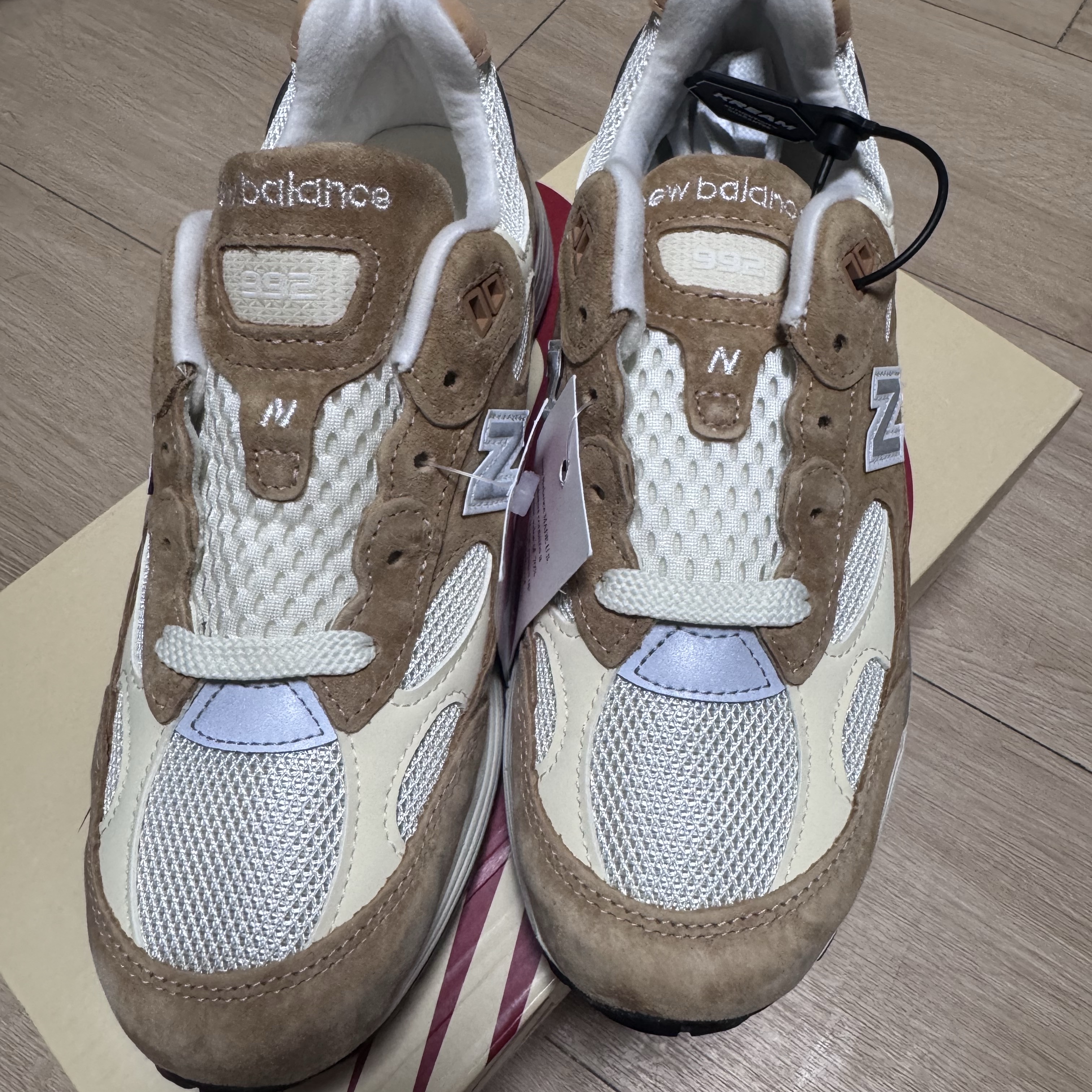 New Balance 992 Made in USA Sweet Caramel Calcium 착용 스타일 - 1