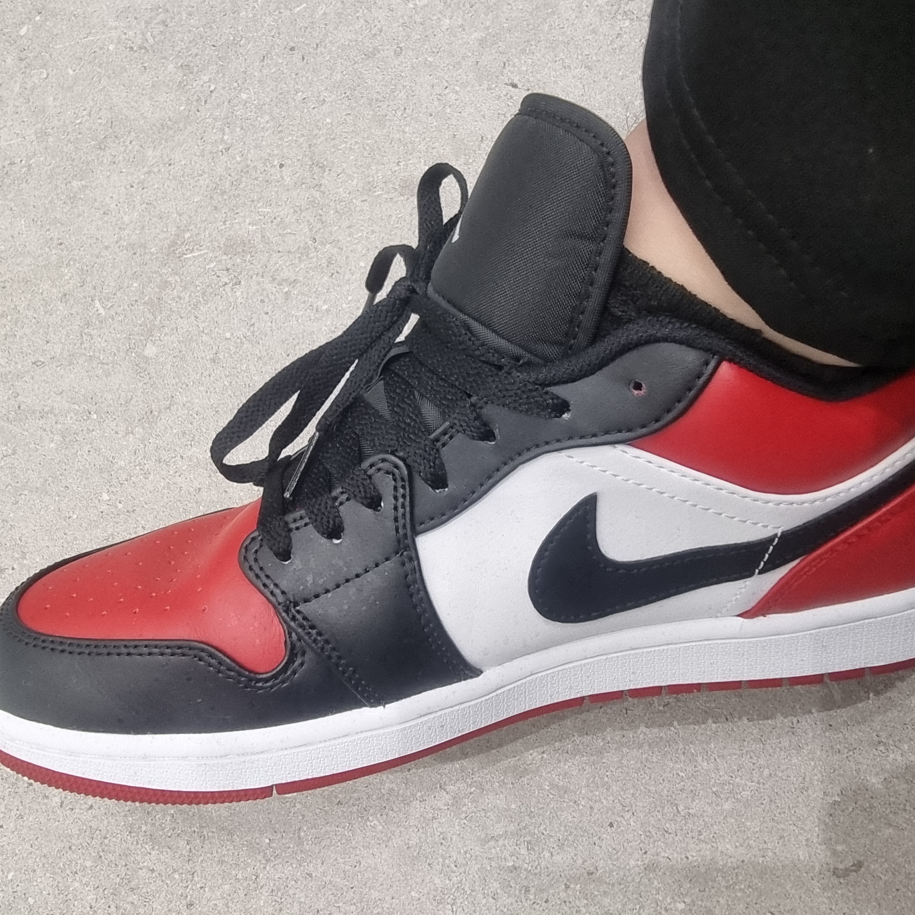 Jordan 1 Low Bred Toe 착용 스타일 - 1
