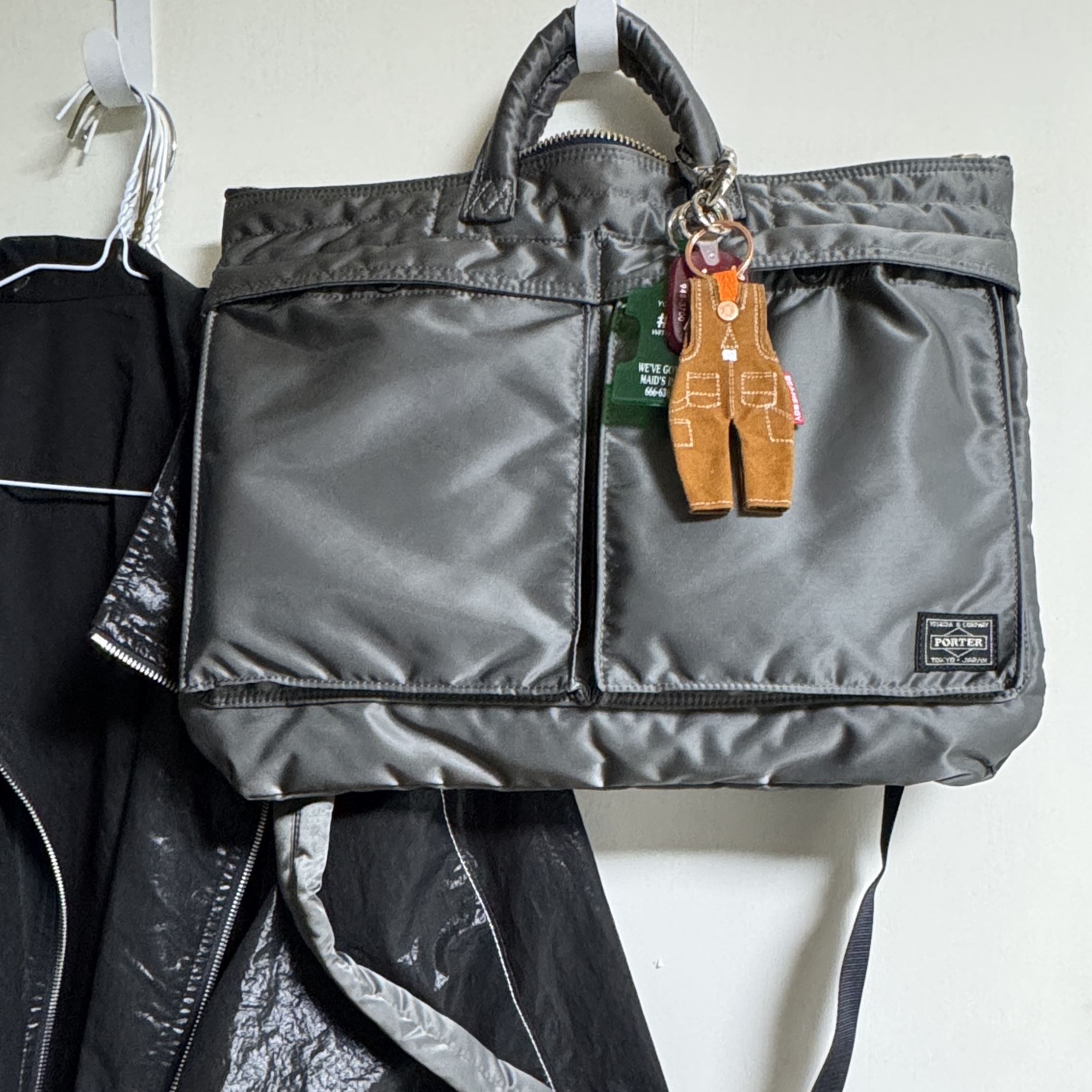 Porter Tanker 2Way Helmet Bag Silver Grey 착용 스타일
