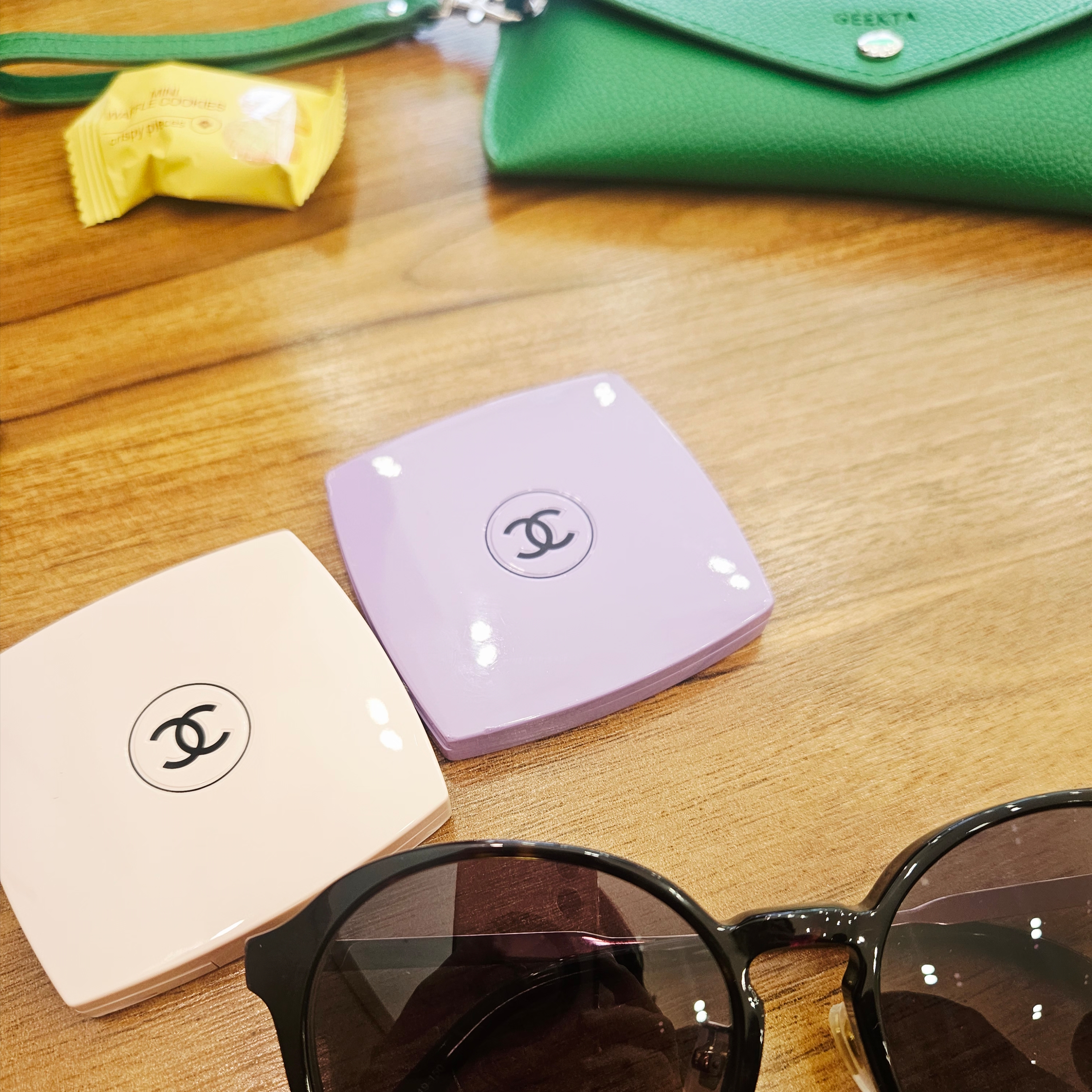 Chanel Codes Couleur Limited Edition Miroir Double Facettes 111 Ballerina, KINKIROBOT Bearbrick 51 Series (홀케이스) 착용 스타일 - 5