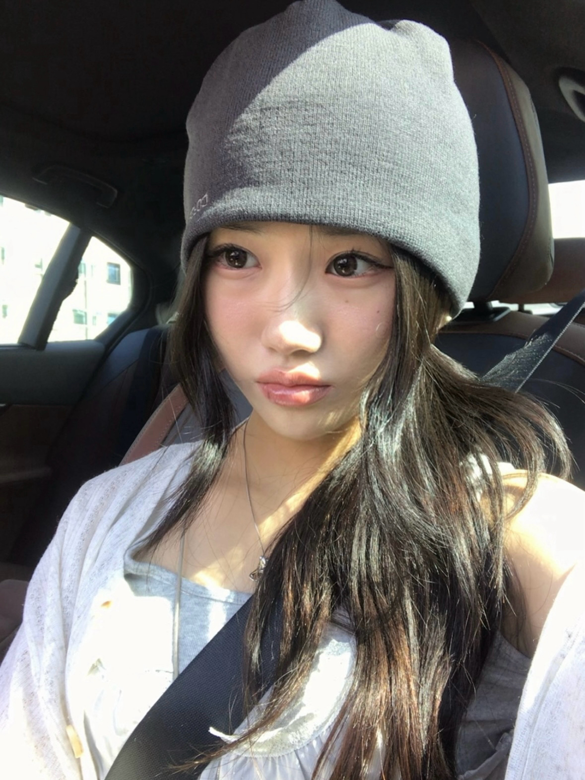 COYSEIO 038 Soft Beanie Brown, Nike Air Max Plus TNPO Team Red and Sail 착용 스타일 - 1