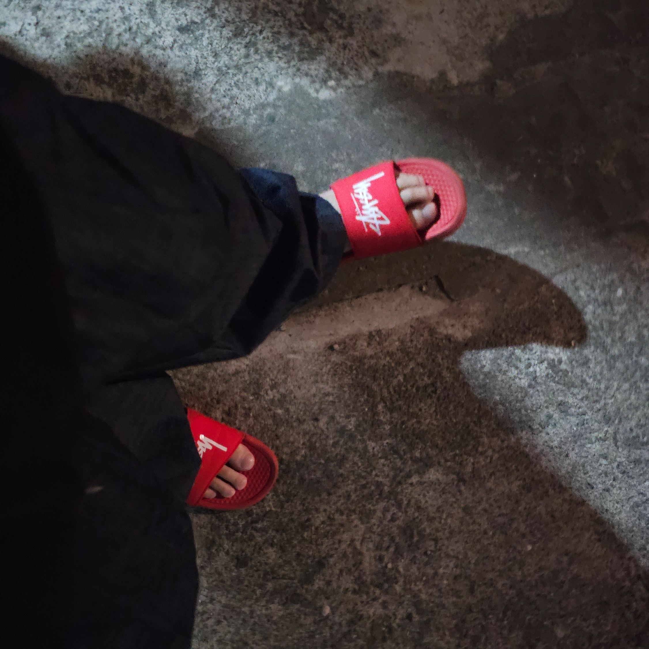 Nike x Stussy Benassi Slide Habanero Red 착용 스타일