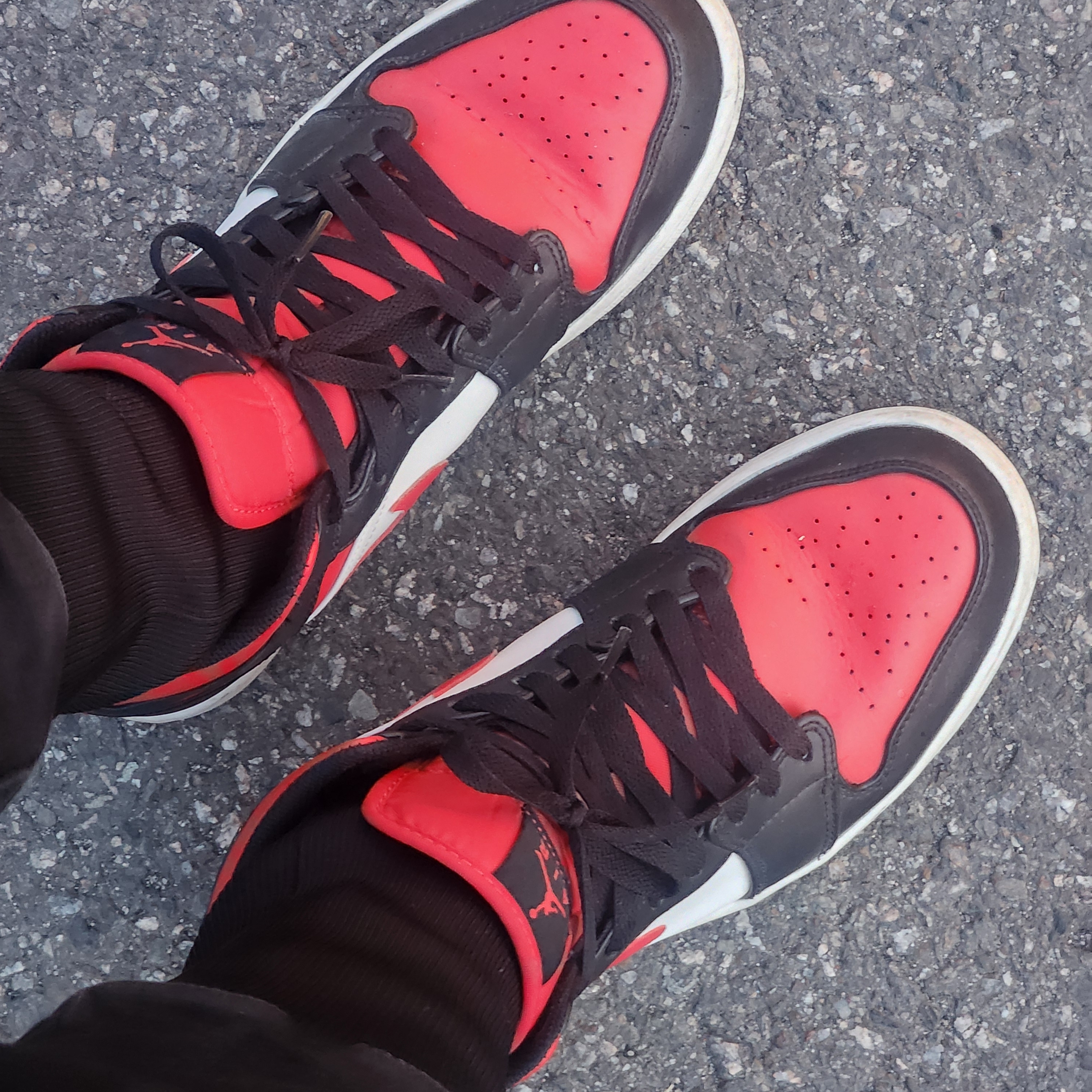 Jordan 1 Mid Black Fire Red 착용 스타일 - 1