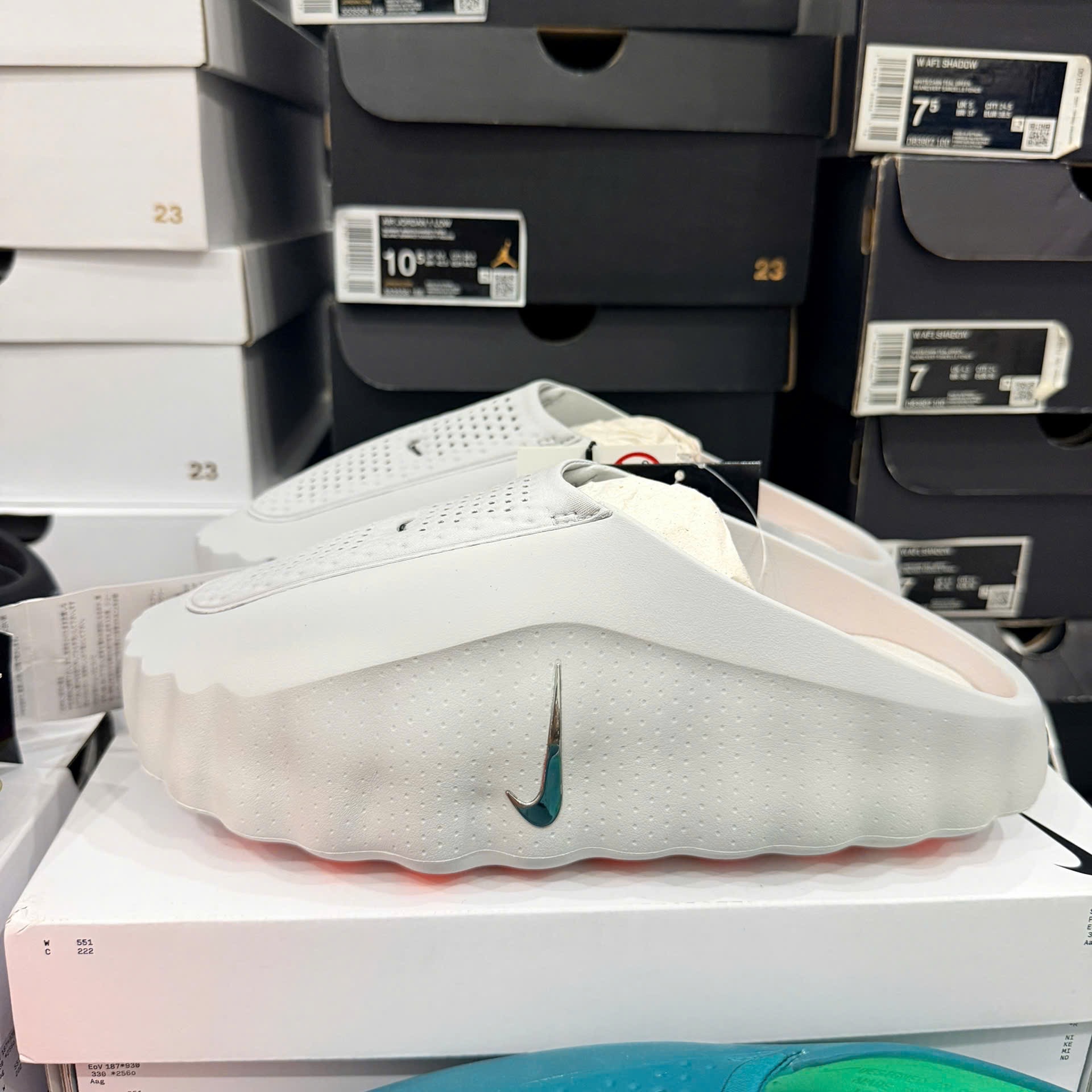 Nike Mind 001 Light Smoke Grey Chrome, Nike Mind 001 Slide White 착용 스타일 - 4