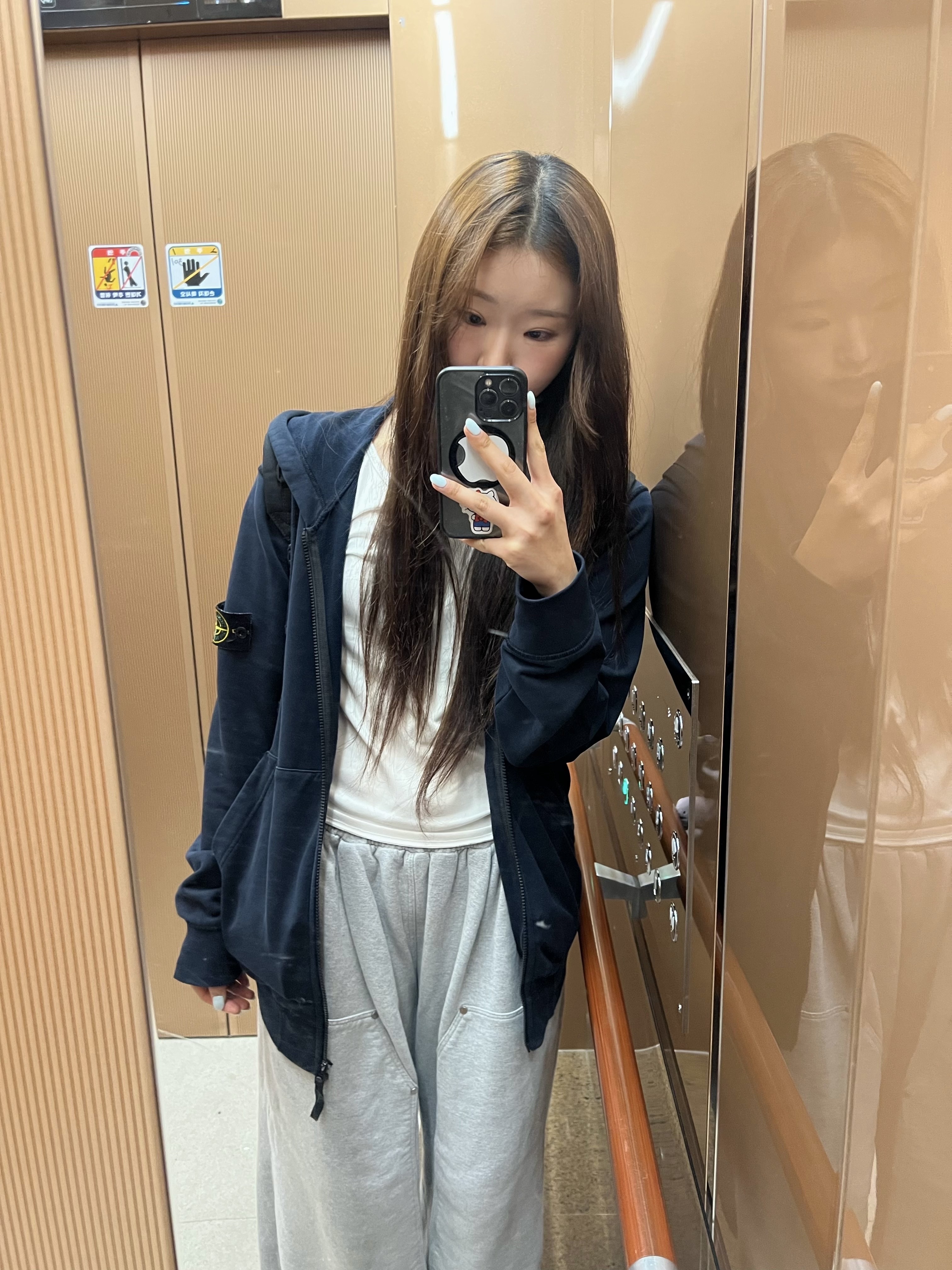 Stone Island 6100061 Organic Cotton Fleece Regular Fit Hooded Zip Up Sweatshirt with Pockets Charcoal Grey - 25FW, Autry Medalist Low Leather Sneakers Black White 착용 스타일 - 1