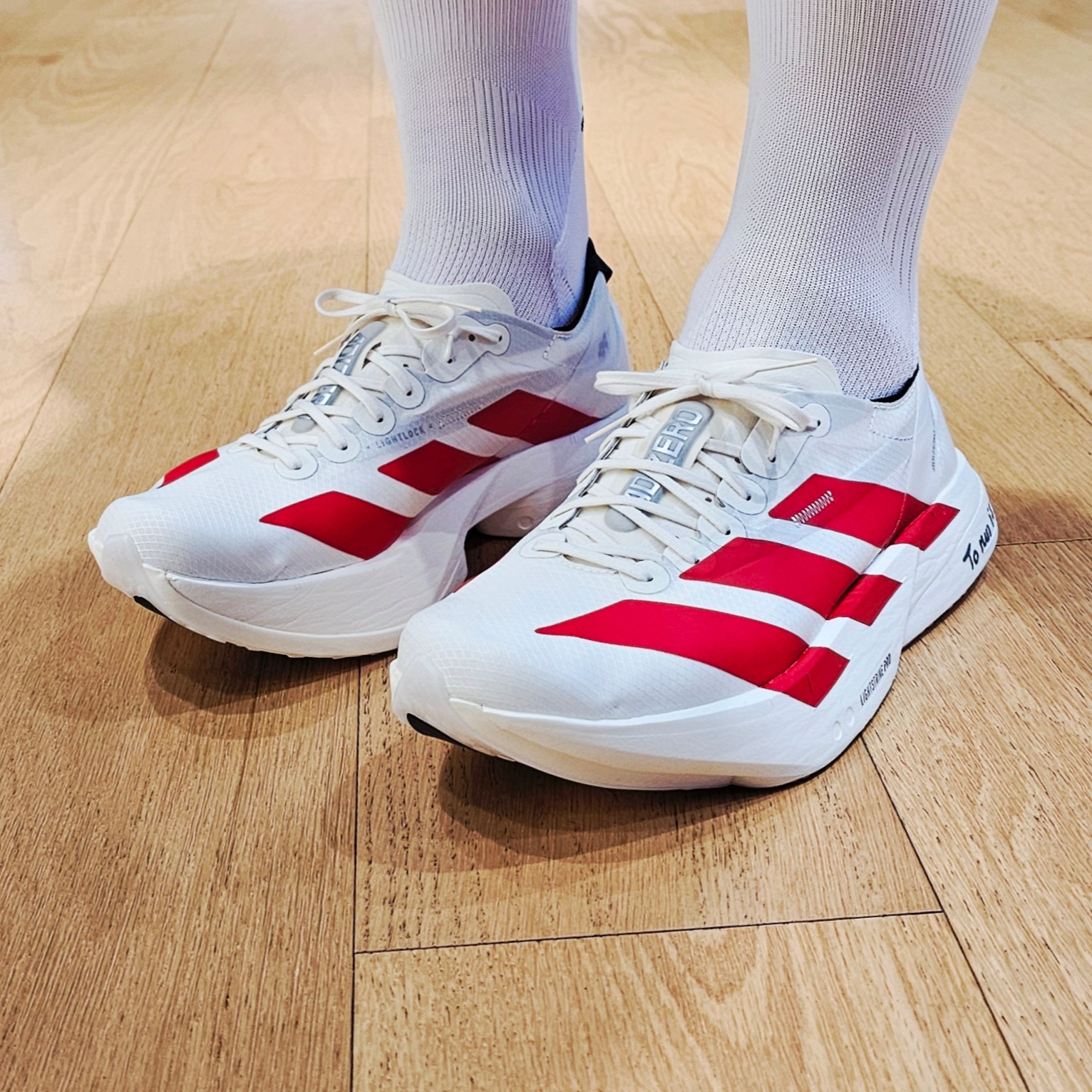 Adidas Adizero Adios Pro 4 Off White Better Scarlet 착용 스타일