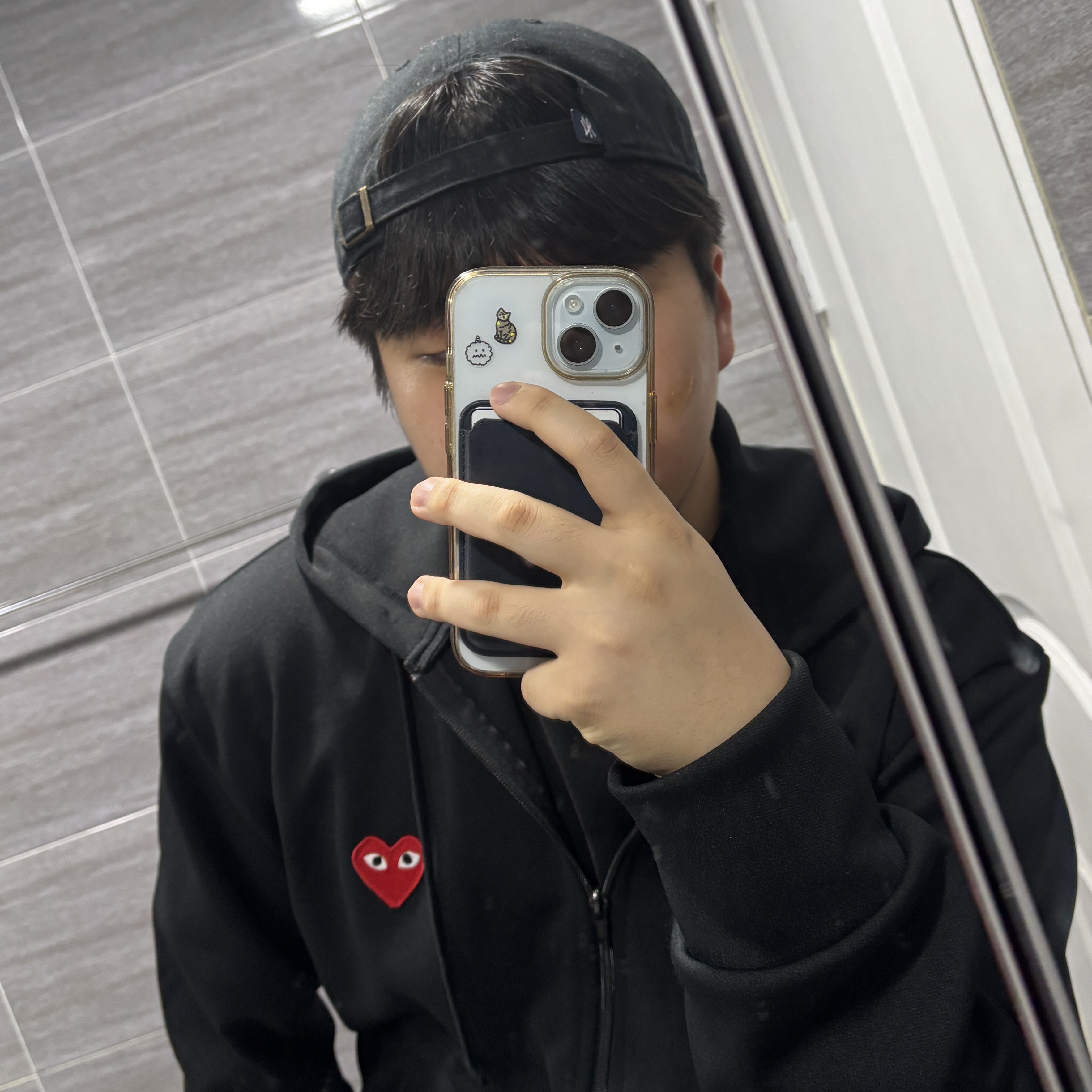 Play Comme des Garcons Red Heart Zip Hooded Sweatshirt Black 착용 스타일