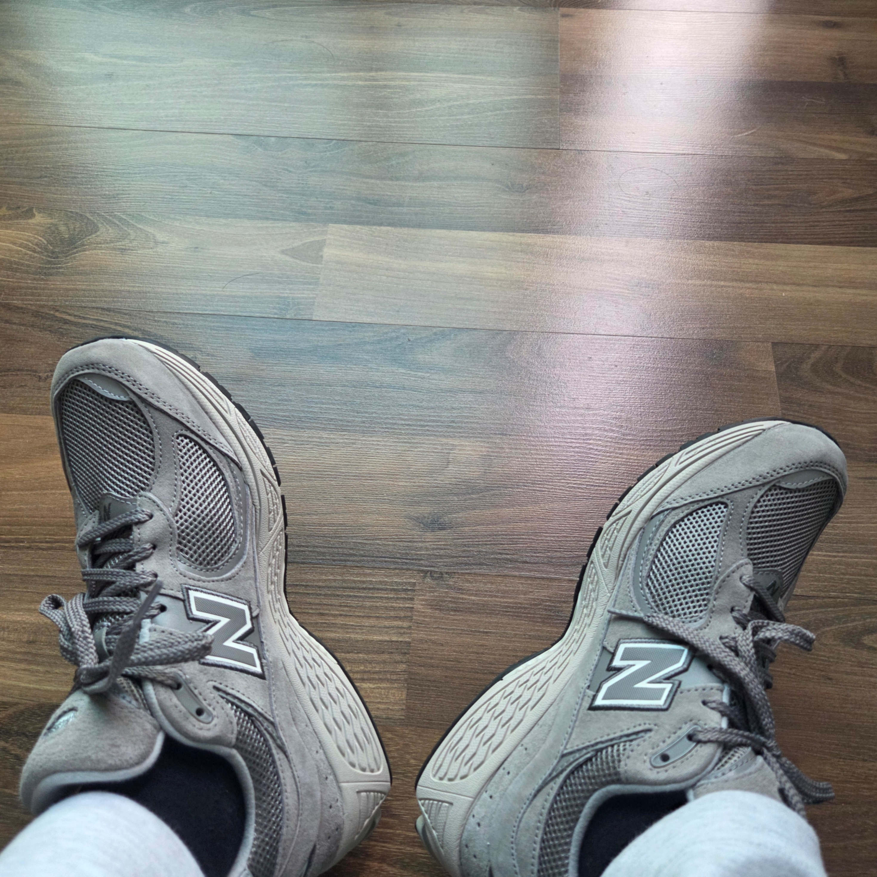 New Balance 2002R Grey 착용 스타일 - 1