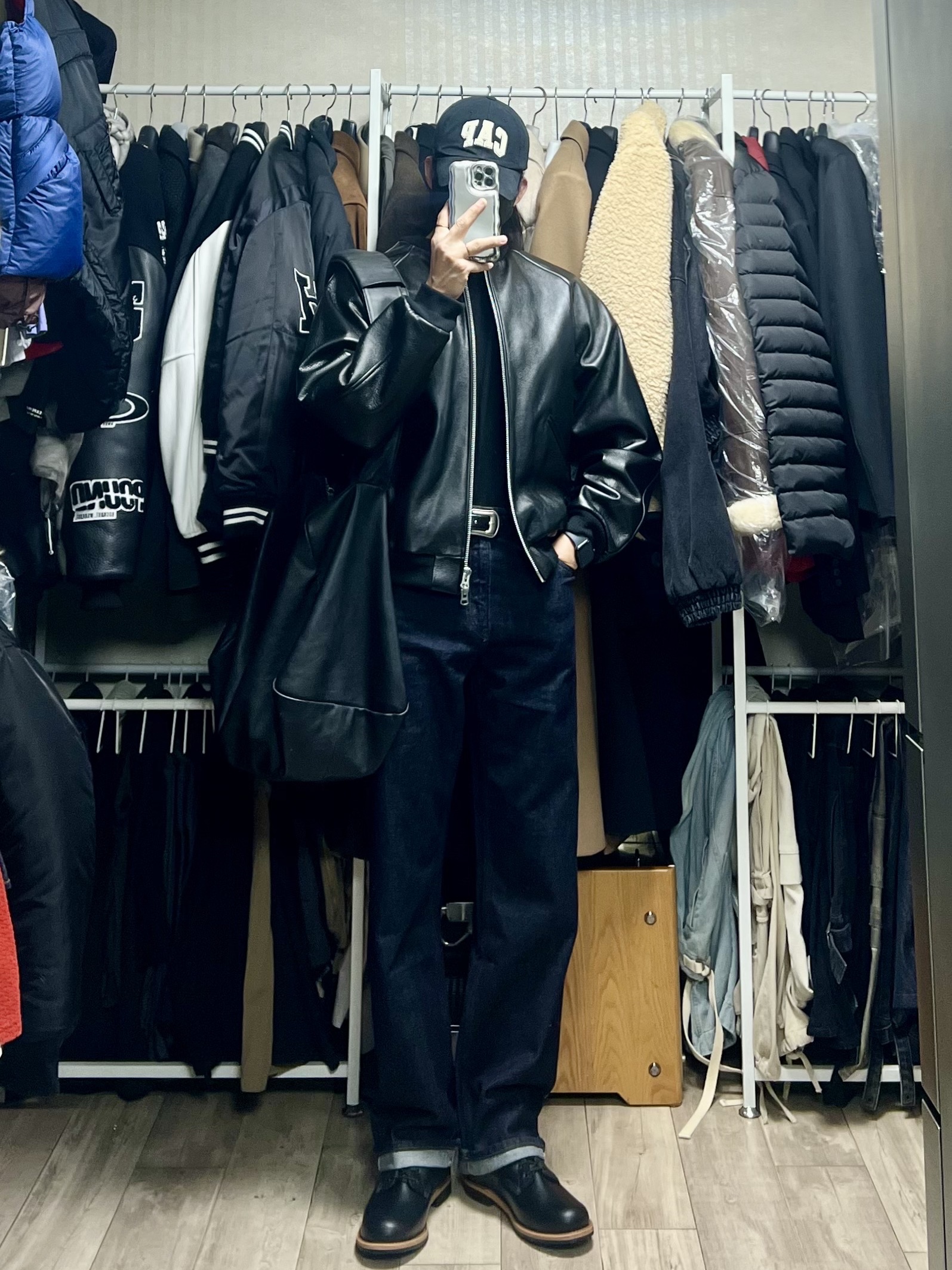Red Wing Beckman 9423 Black Excalibur - D, Uniqlo x JW Anderson Selvedge Straight Jeans Longer Length Navy 착용 스타일