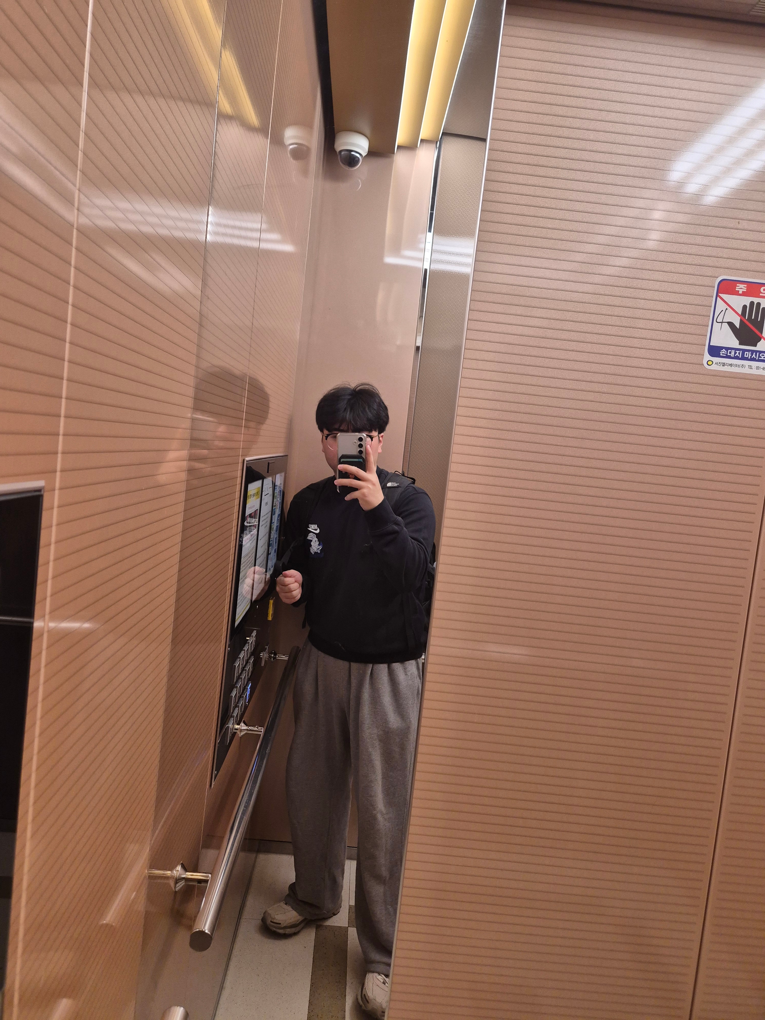 Nike Zoom Vomero 5 SE Light Orewood Brown 착용 스타일