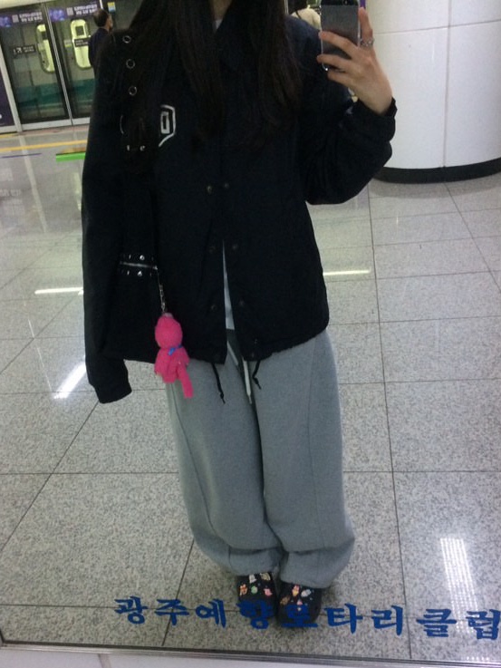 Deus Ex Machina Tokyo Asakusa Address Coach Jacket Black, (W) Crocs Classic Platform Clog Black 착용 스타일 - 1
