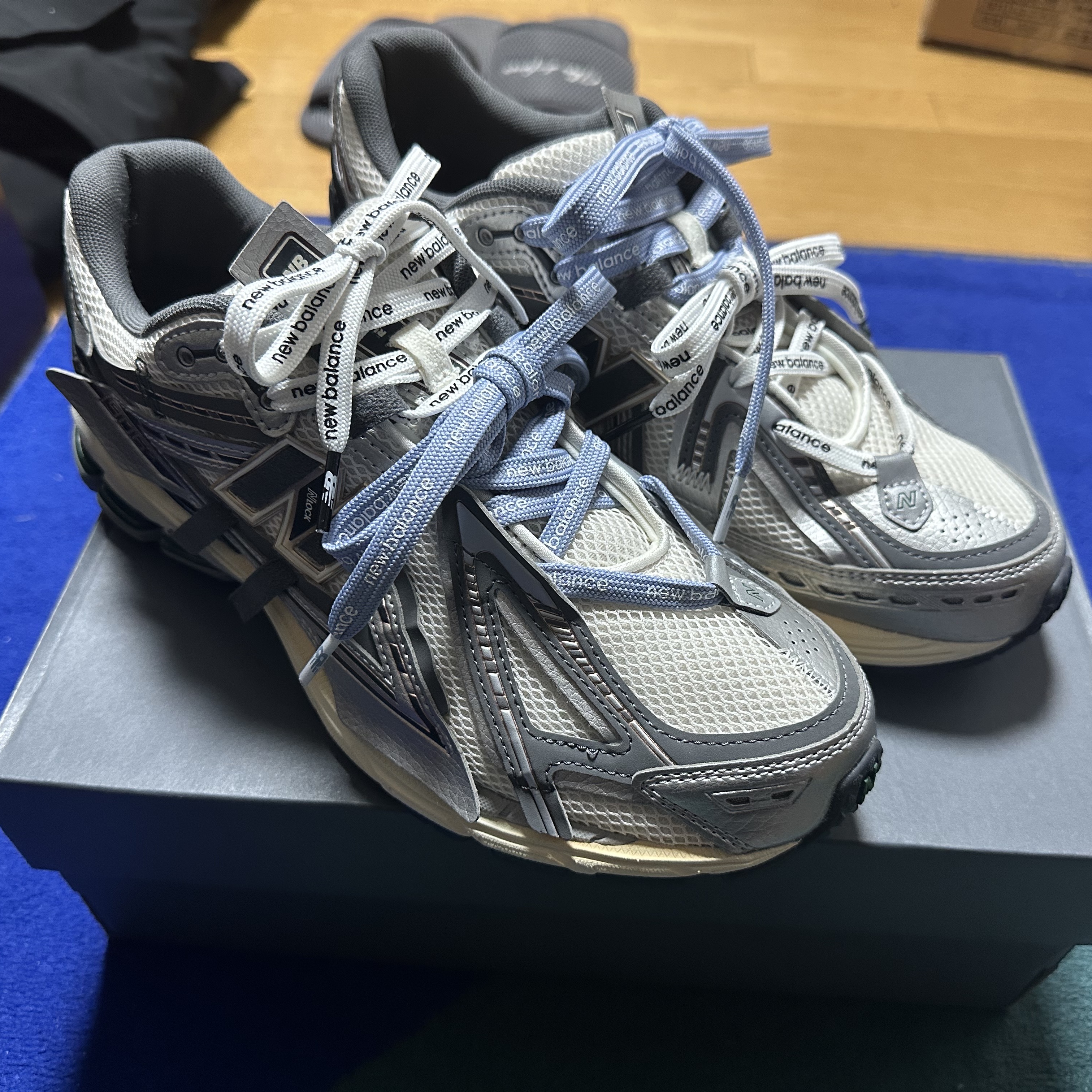 New Balance 1906A Silver Metallic Castlerock 착용 스타일