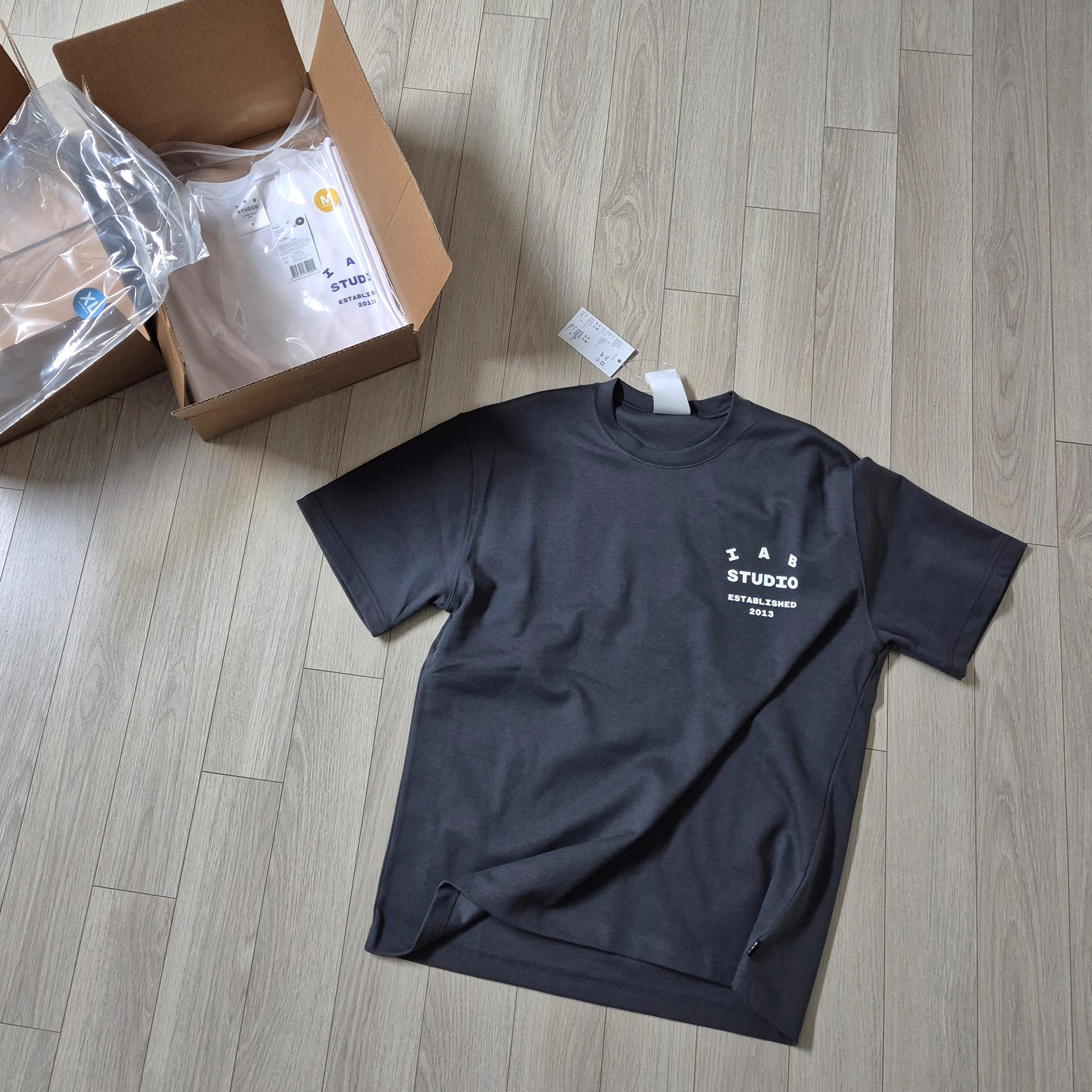 IAB Studio 26 IAB T-Shirt Charcoal White, IAB Studio 26 IAB T-Shirt White Navy 착용 스타일 - 1