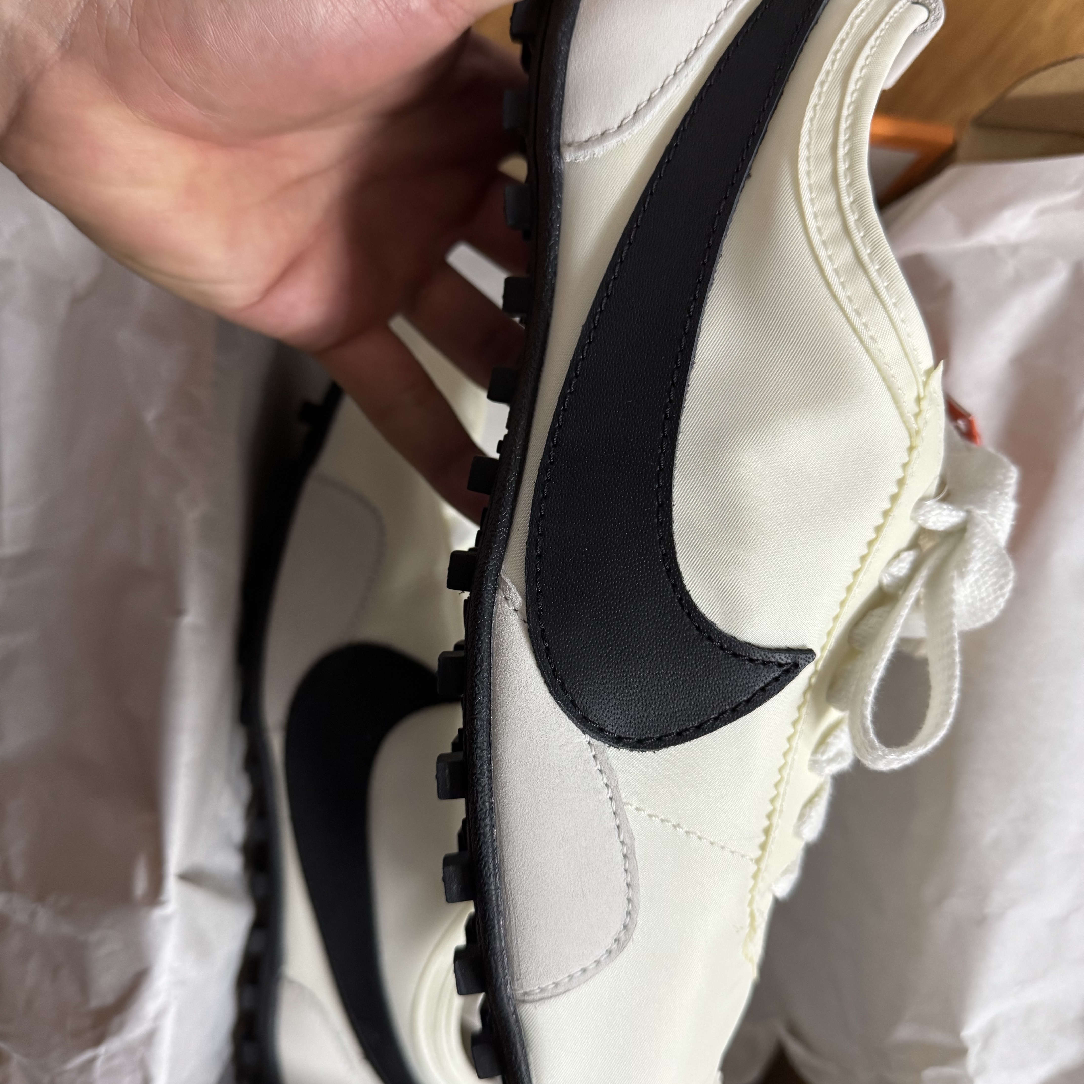 (W) Nike Moon Shoe Soft Pearl and Black 착용 스타일 - 3