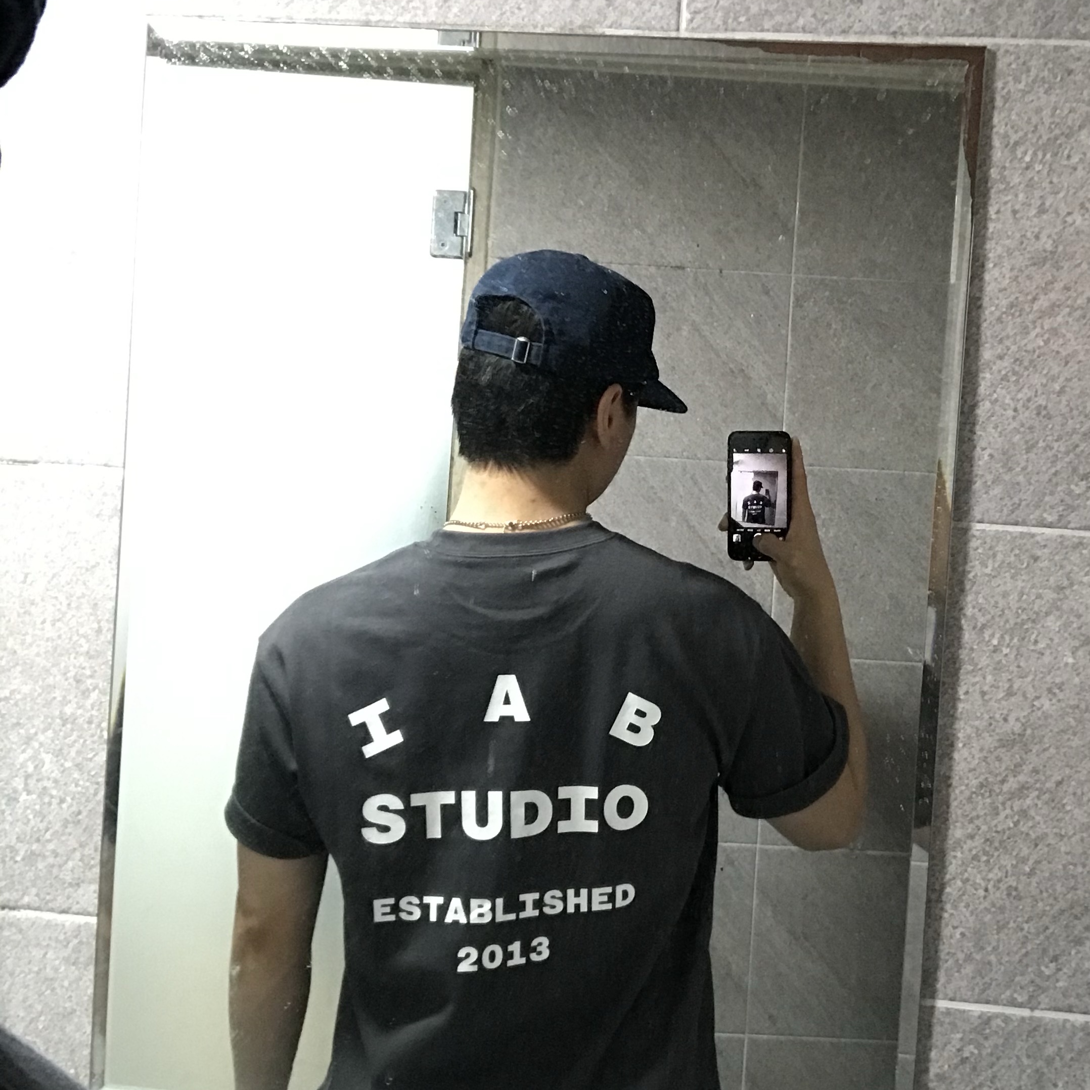 IAB Studio 26 IAB T-Shirt Charcoal White 착용 스타일 - 2