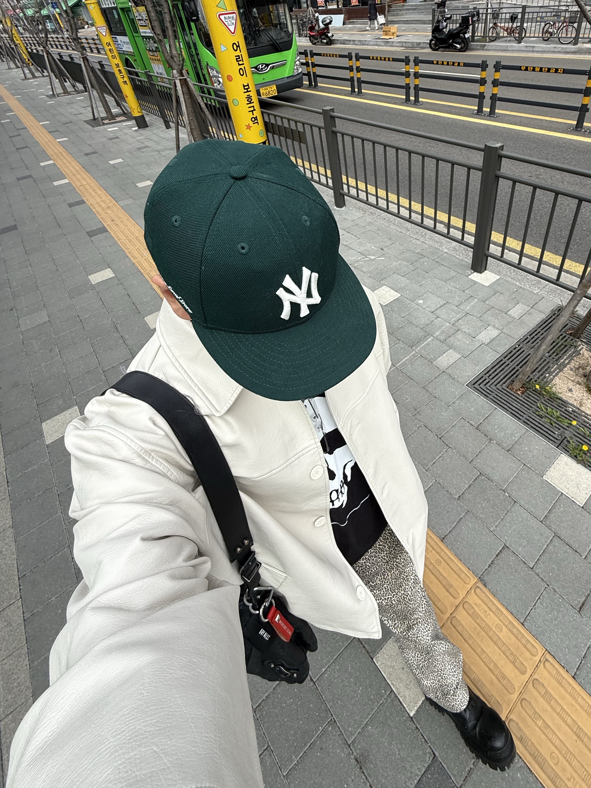 Aime Leon Dore x New Era 59FIFTY Yankees Hat Green, Balenciaga Le Cagole Small Shoulder Bag Black 착용 스타일 - 1