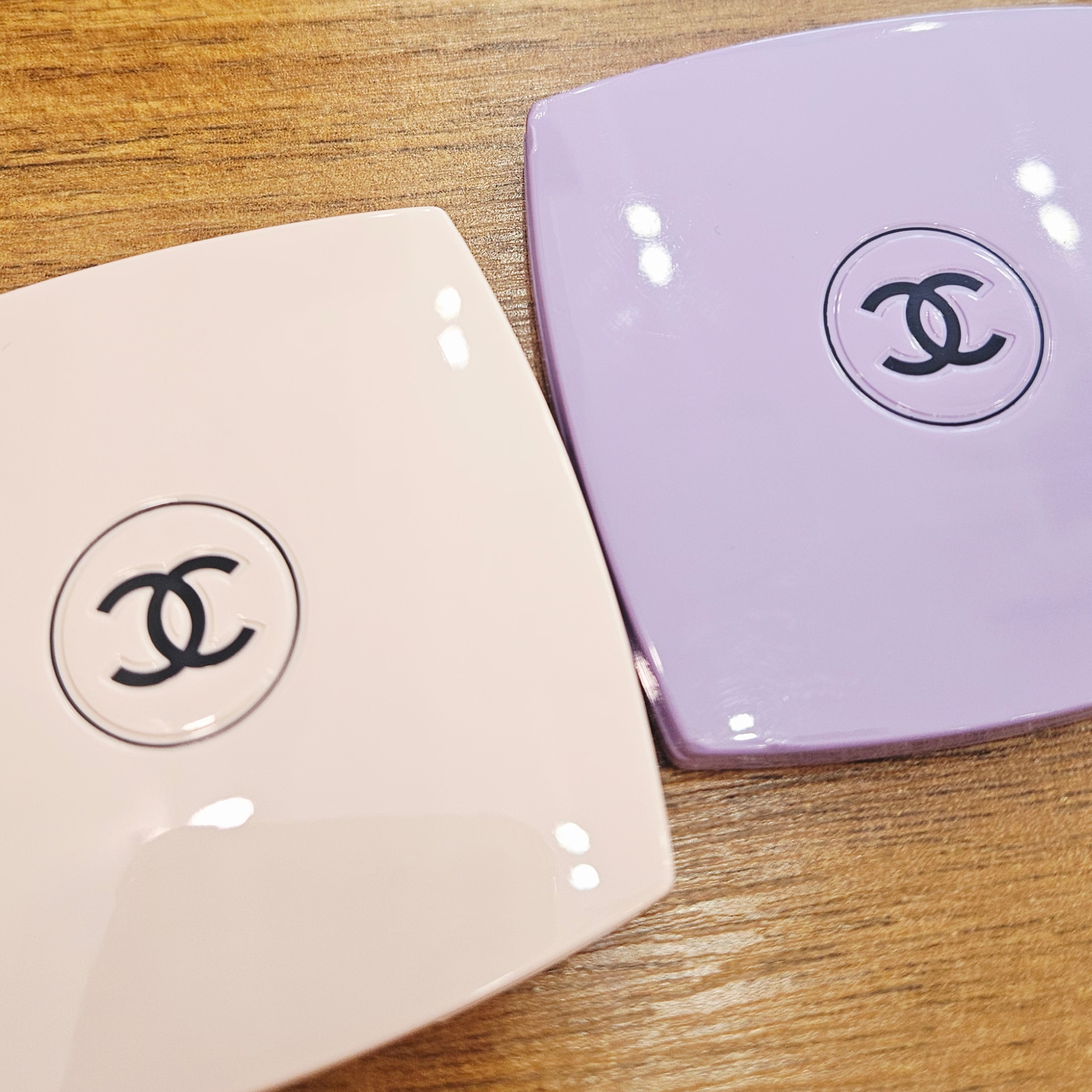 Chanel Codes Couleur Limited Edition Miroir Double Facettes 111 Ballerina, KINKIROBOT Bearbrick 51 Series (홀케이스) 착용 스타일 - 4