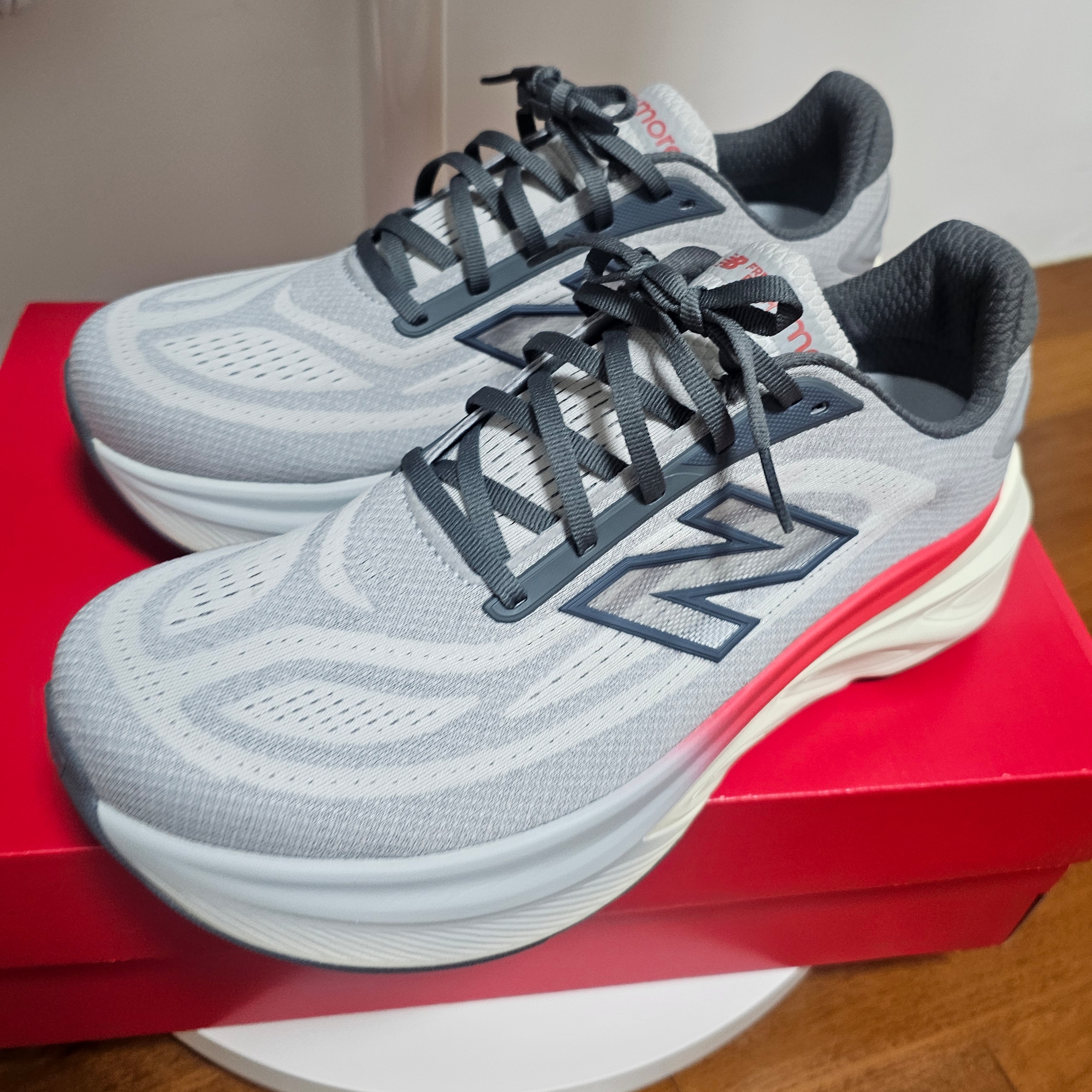 New Balance Fresh Foam More v6 Grey Matter True Red Castlerock - 2E 착용 스타일