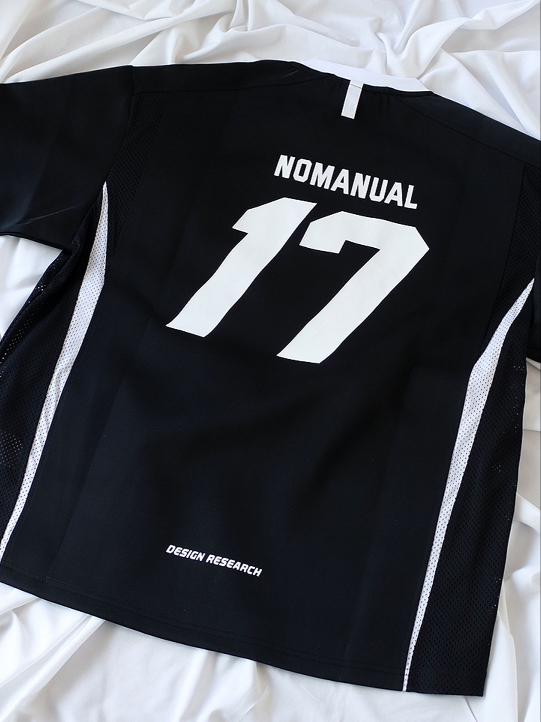 NOMANUAL 17 Mesh Block Football Jersey Black 착용 스타일 - 2