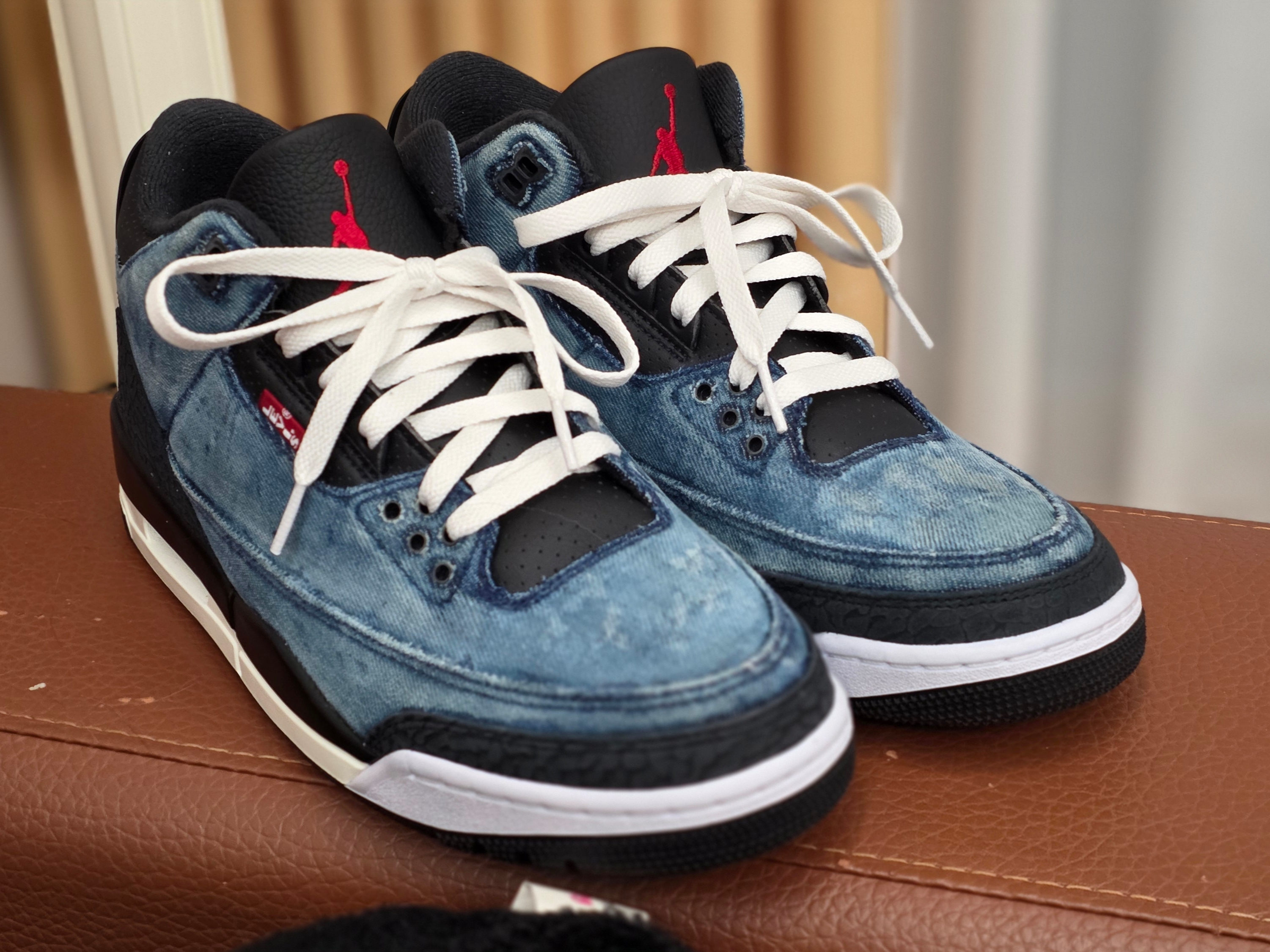 Jordan 3 x Levi’s Indigo and Gym Red 착용 스타일 - 1