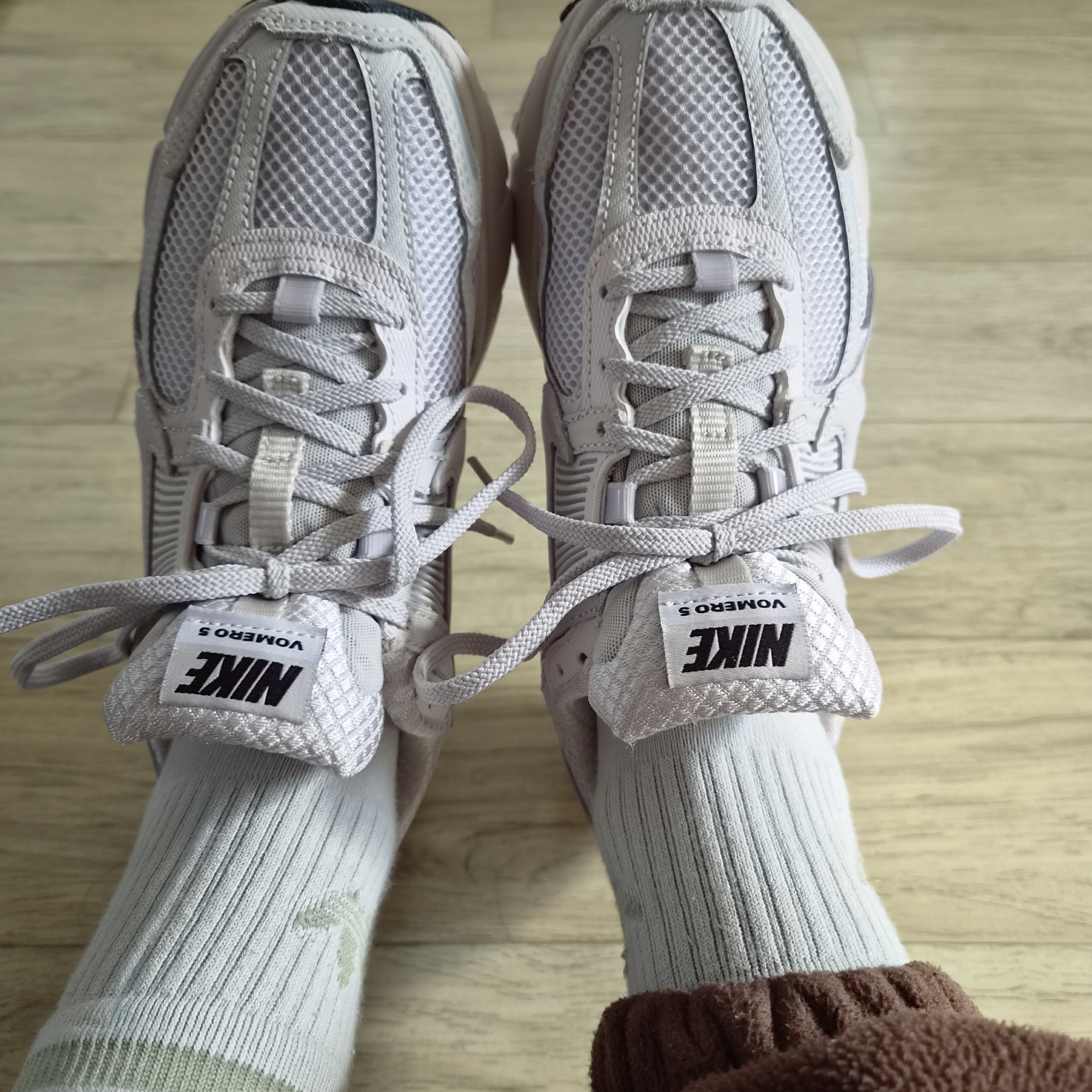 (W) Nike Zoom Vomero 5 White Vast Grey 착용 스타일