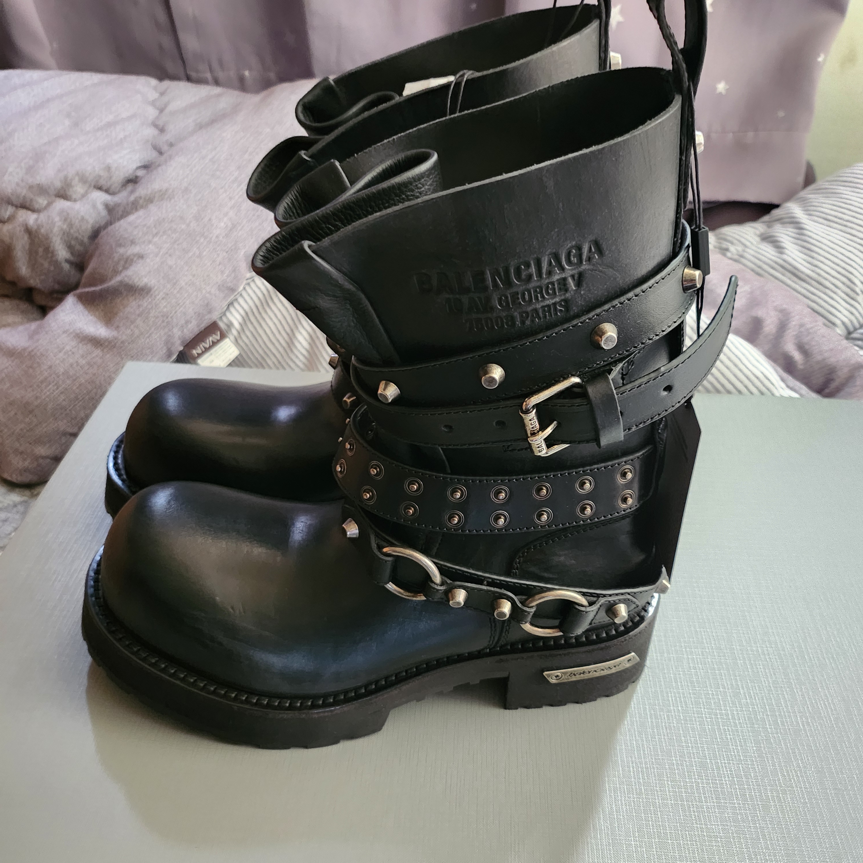 Balenciaga Venom City Bootie In Black 착용 스타일 - 1