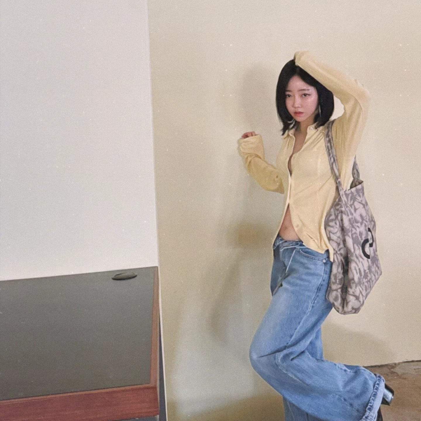 Alo Yoga Iconic Shopper Tote Bag Grey Tiedye 착용 스타일 - 1